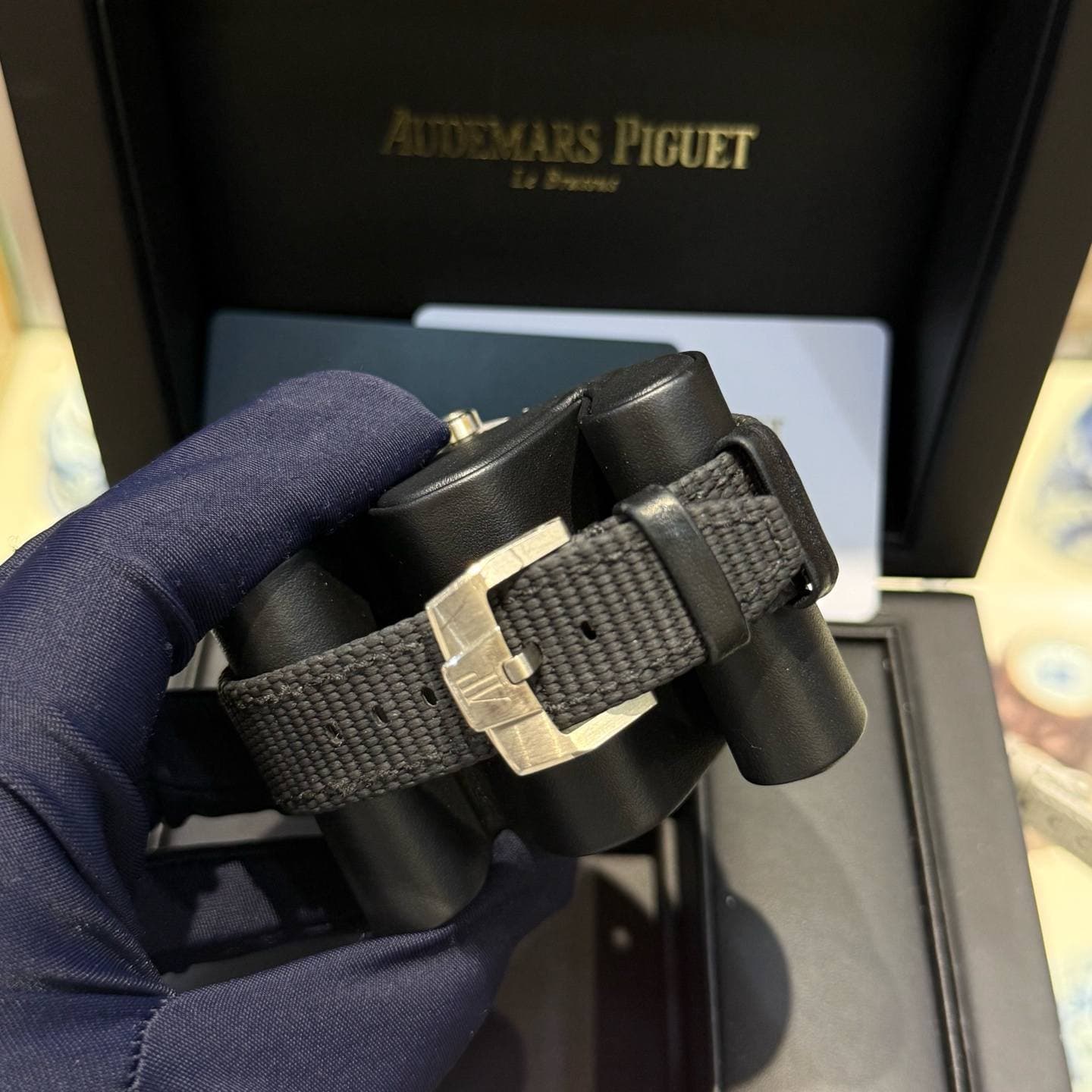 May be an image of wrist watch and text that says 'GUET ET'