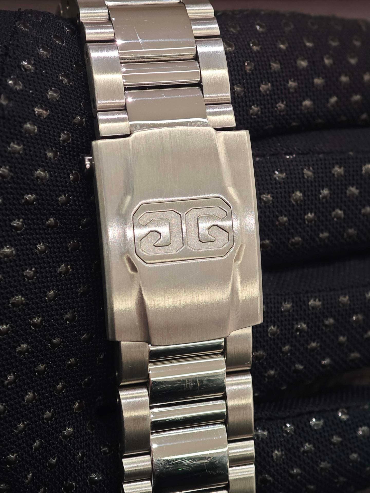 May be an image of wrist watch and text that says 'ন ២'