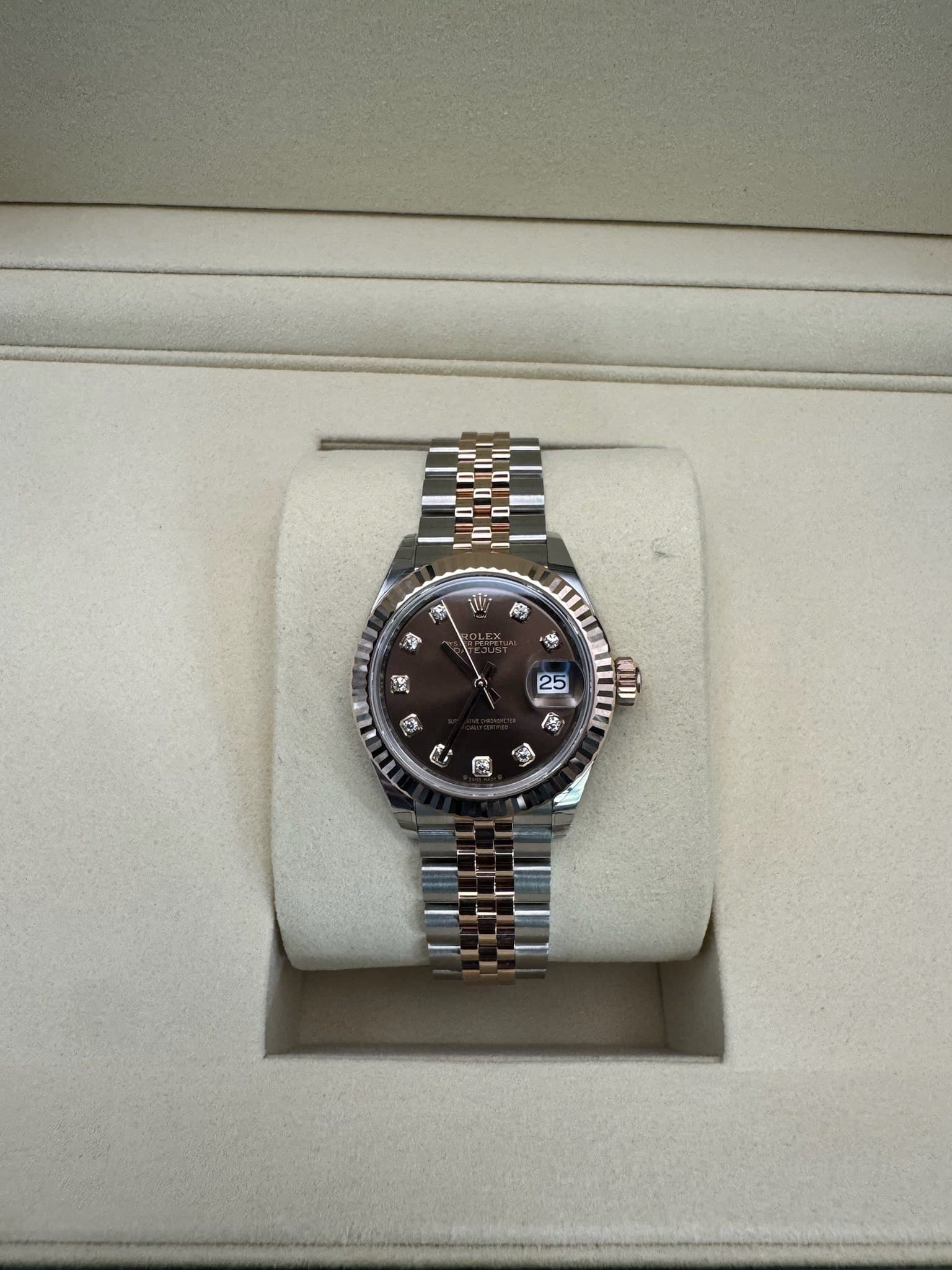 May be an image of wrist watch and text that says 'W 帶 و 風 25 唐'