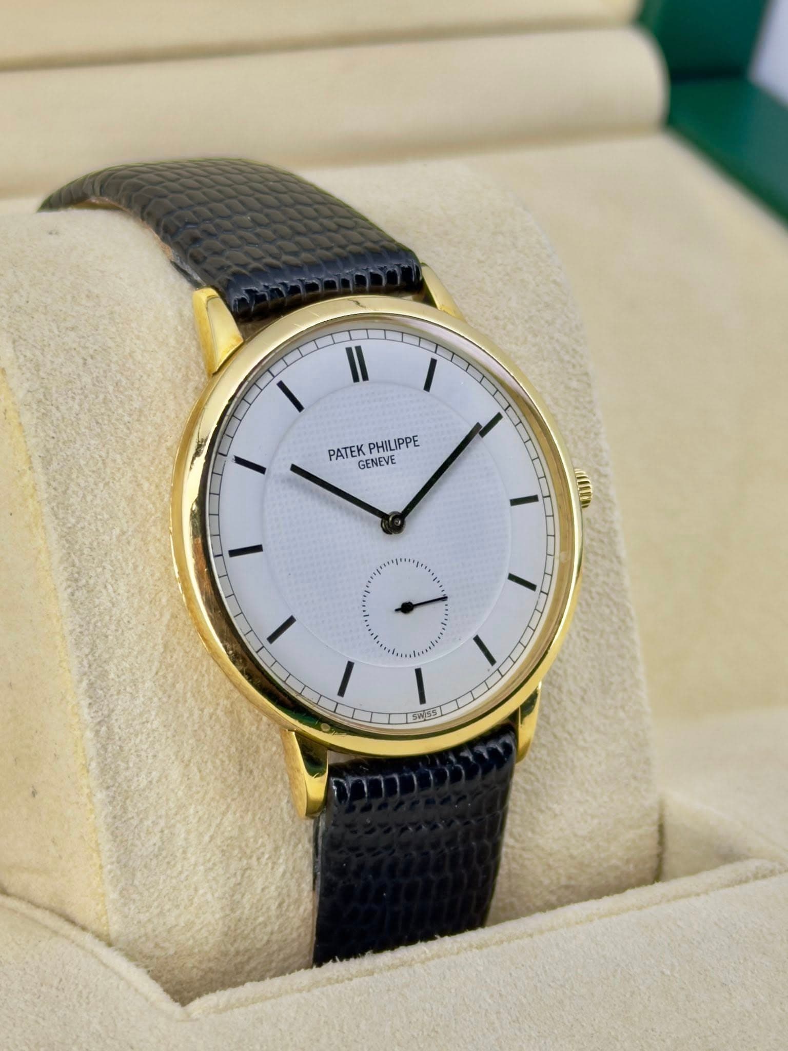 May be an image of wrist watch and text that says 'PATEK GENEVE PHILIPPE 1ርል / ۱ SWVSS FC E'