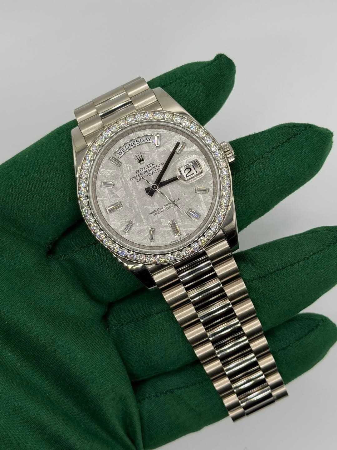 May be an image of wrist watch and text that says 'WEDNESDAY WEDNESDAY SDAY 0 0 TCLEX DAY-DATE OLEX ERPERPETUA ETUAL PERDETI 12 7 U V 2 0 B L SC'