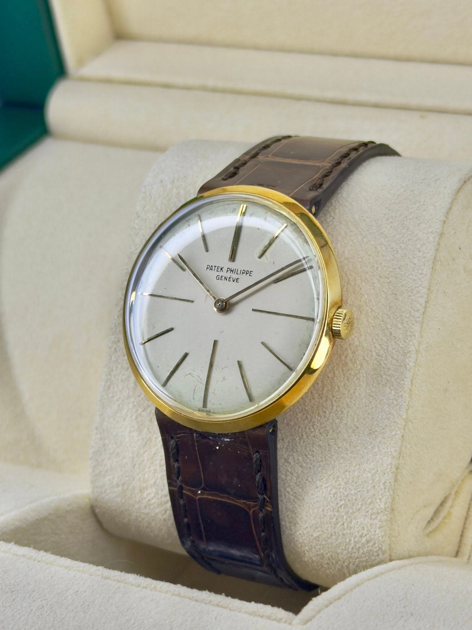 May be an image of wrist watch and text that says 'PATEK PATEXPHILIPPE PATEKPHILIPPE PHILIPPE GENÉVE 华 HIUA'