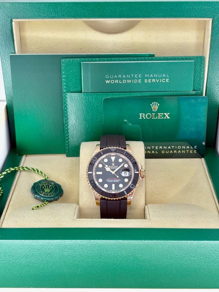 May be an image of wrist watch and text that says 'GUARANTEE GUARANTEEMANUAL MANUAL WORLDWIDE WORLDWIDESERVICE SERVICE ROLEX INTERNATIONALE NAL GUARANTEE HOLE NS 5 5 pTий 한지은행 1…