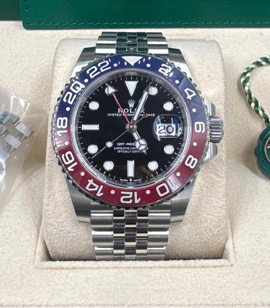 May be an image of wrist watch and text that says 'ROL OYSTER OYSTERAERPE AERPE 21.4 2 4 K AK JATE 6 LINI (時朝 S 小 GMT MAS UPERLATNVE A rAUa CHo FFIDALLYCER CERTbl ماه MADE 12 8…