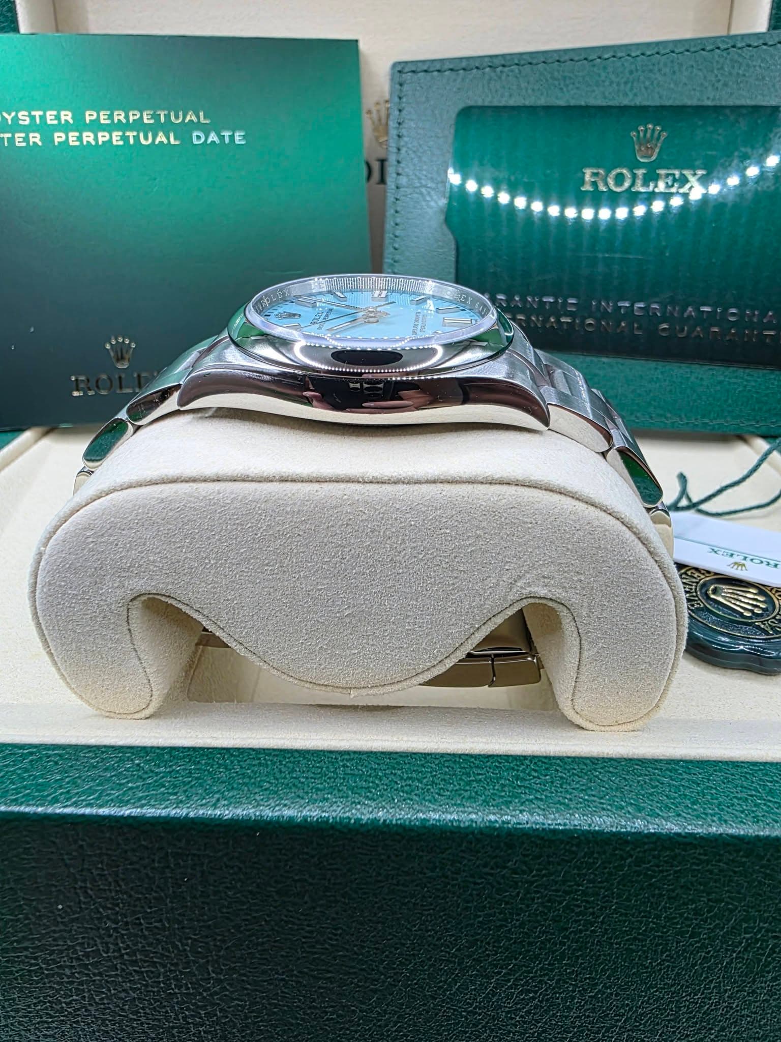 May be an image of wrist watch and text that says 'YSTER PERPETUAL TER PERPETUAL DATE ROLEX ROLEX 艾试0 グれ 日み CLCK IK-1O ا'
