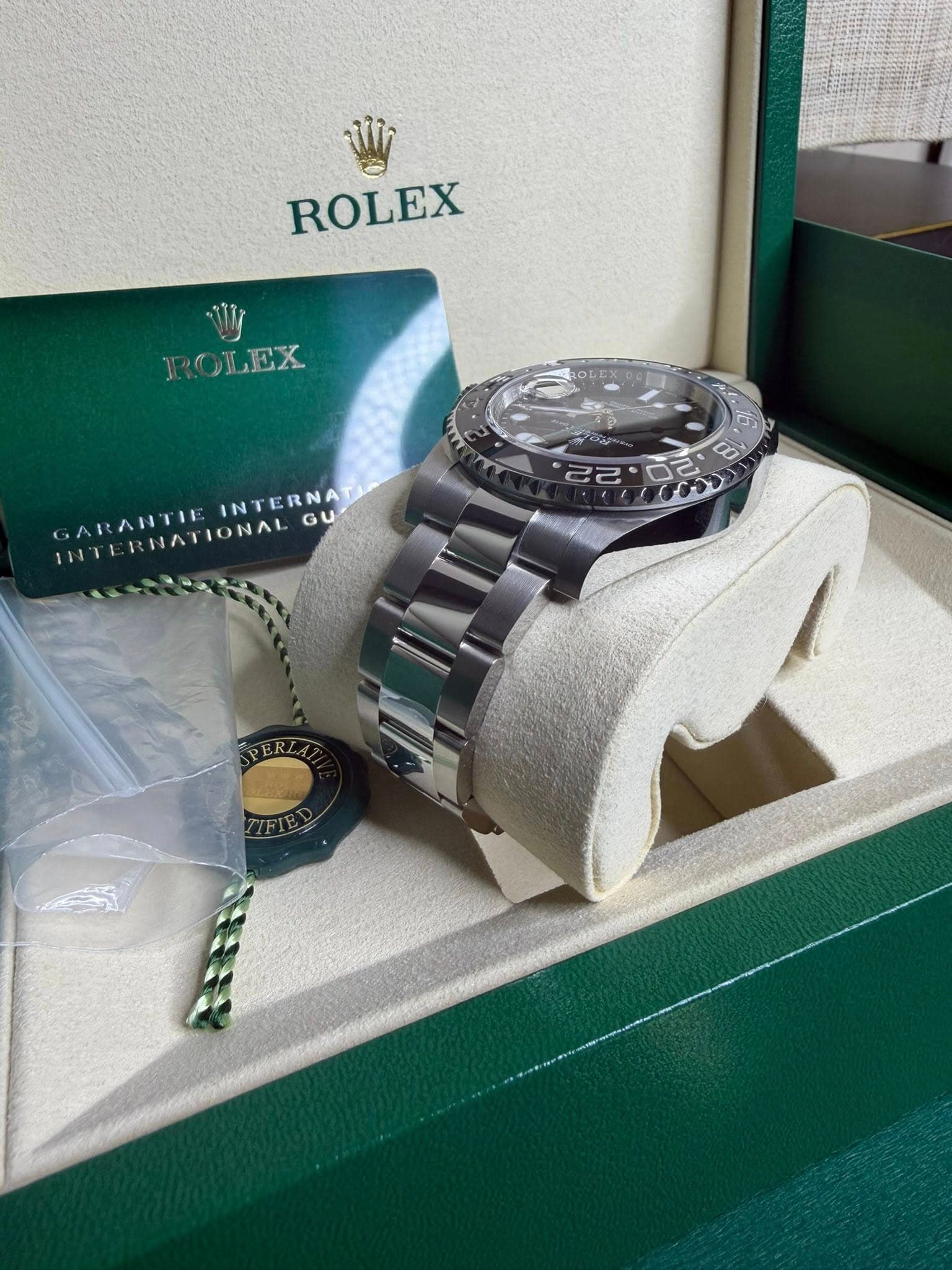 May be an image of wrist watch and text that says 'ROLEX I ROLEX INTERNA B NATIONAL GU 22 吉 ีบ 00'