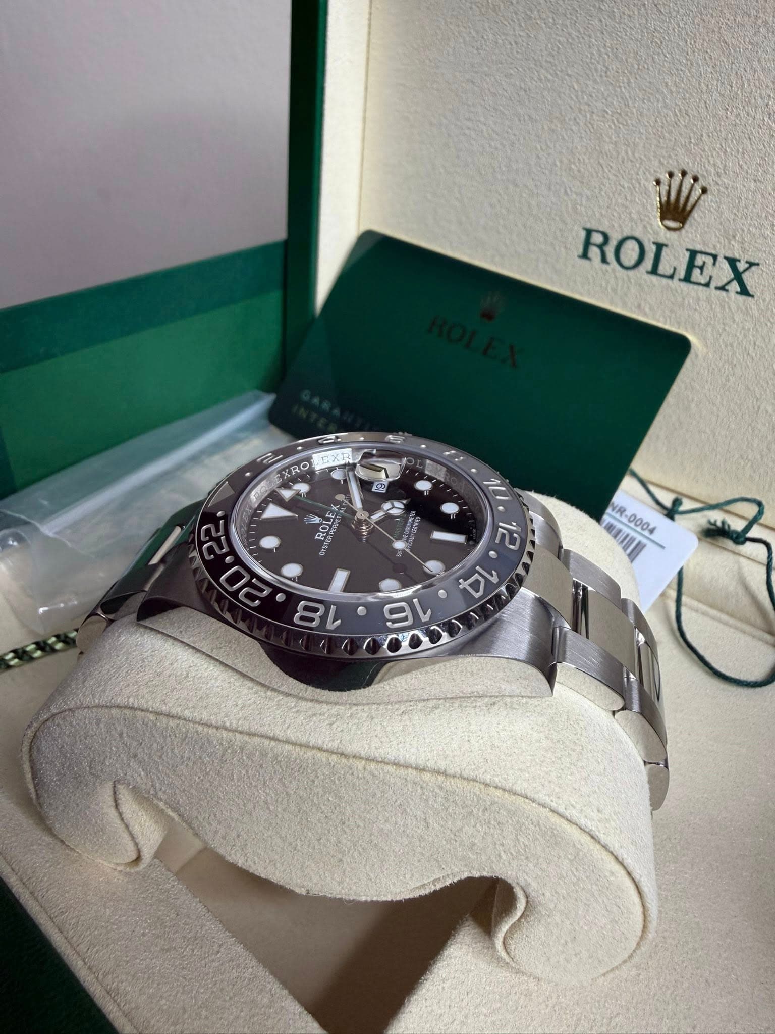 May be an image of wrist watch and text that says 'ROLEX 2 XRO 公米氣 Sy ROLE ROM RO L 曜家新 超度 VR. -0004 20. 心・ 12 10 9レ D 0 ጠ'