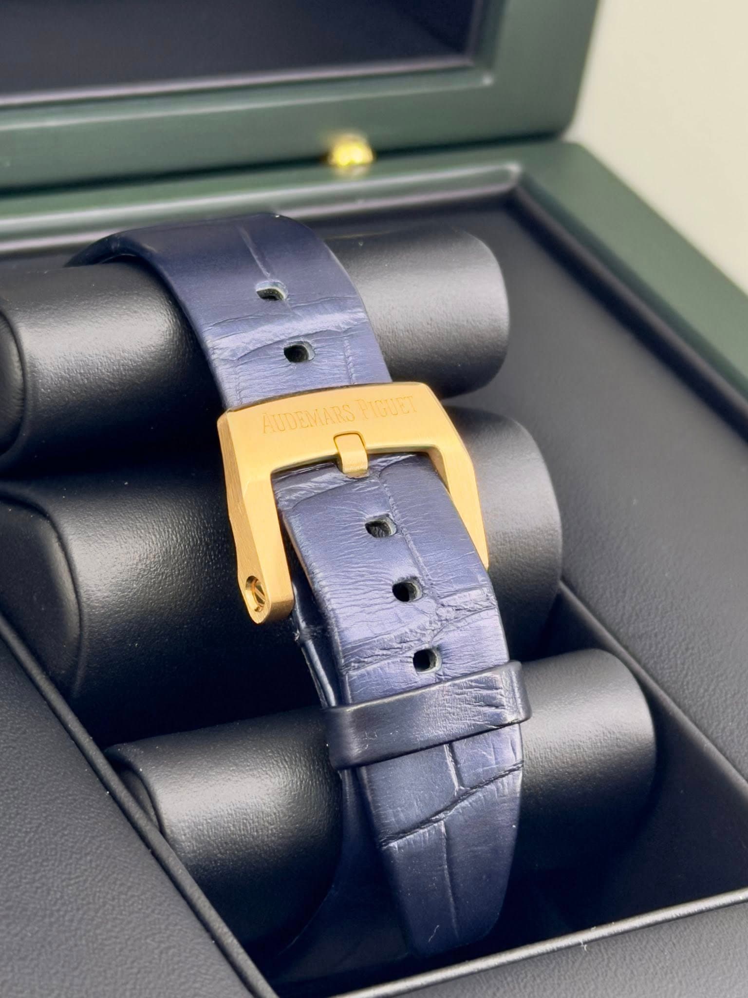 May be an image of saddle-stitched leather, wrist watch and text that says 'HUDEMARS AUDEMARSTIGUET PIGUET 天'