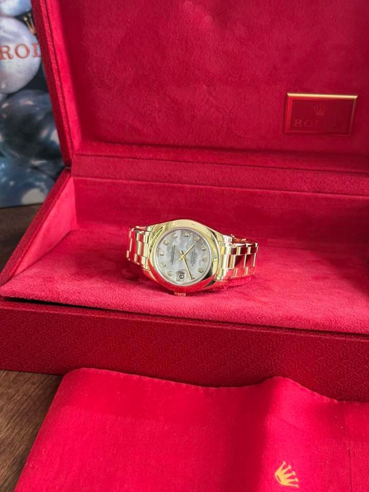 May be an image of wrist watch and text that says 'ROI G A 税 本 六 6 心 全'
