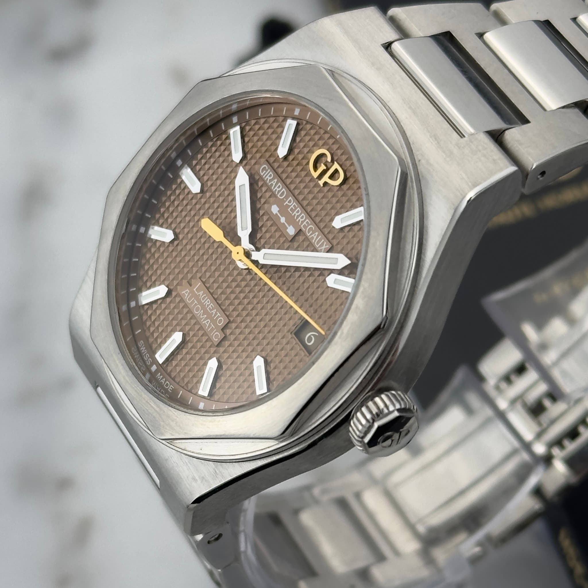 May be an image of wrist watch and text that says 'NA PERR PERREGAU GAUX GIRARD GP AUTOMATIC AUTOMATIC LAUREATO 6 MAOE O 네드'