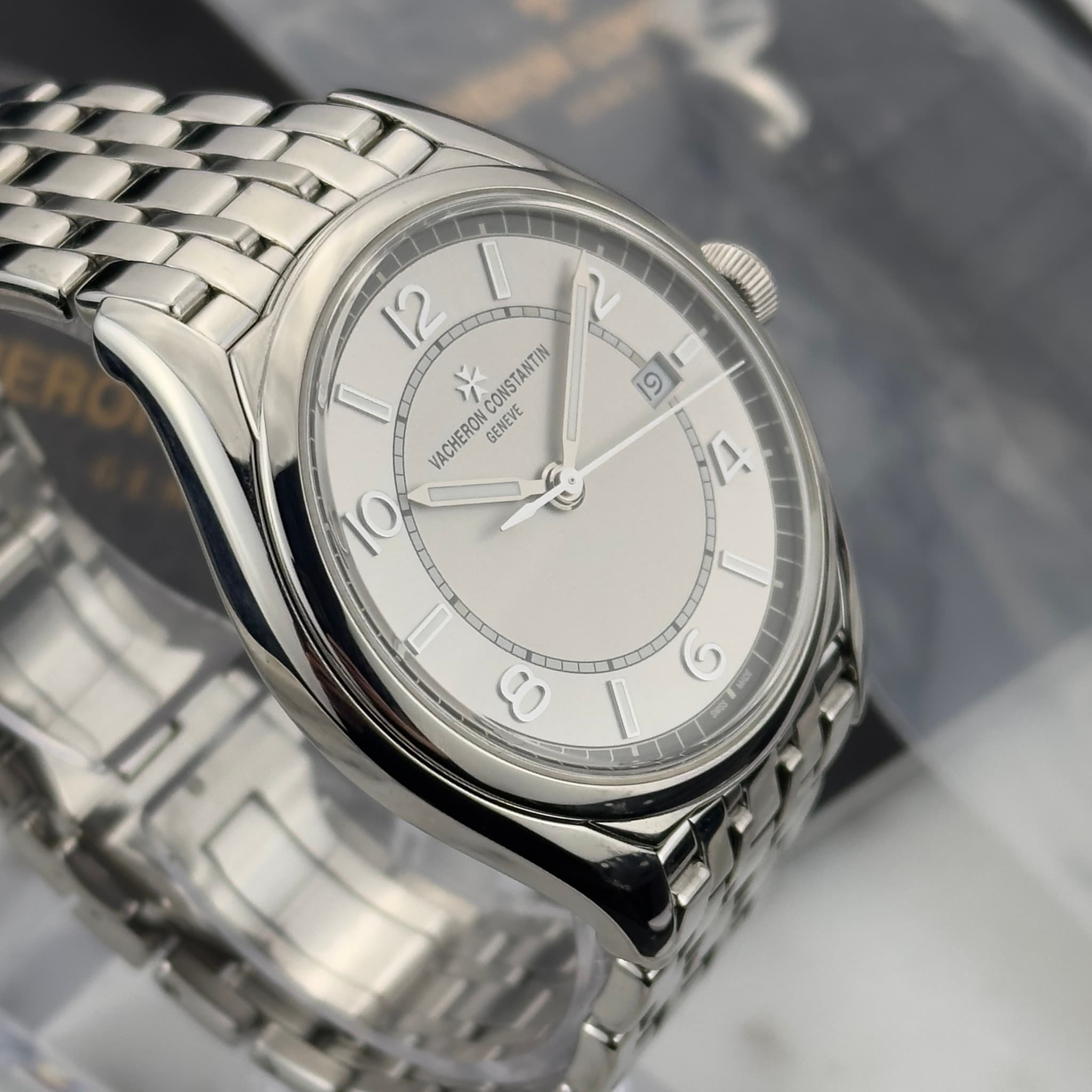 May be an image of wrist watch and text that says '12 에 SI CONSTANTIN ๑ VACHERON GENEVE I O I T م ৩ AAS'