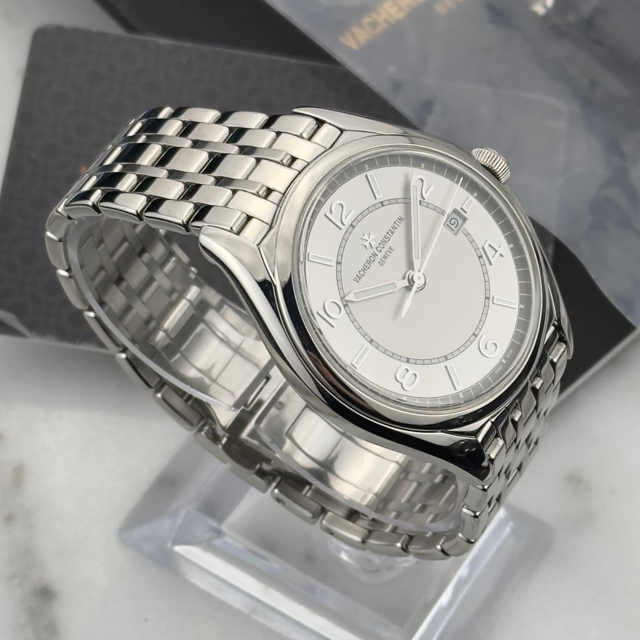 May be an image of wrist watch and text that says 'VACHE 12 ส้น ១ عأ אי STANTIN VACHERON GENEVE 0 ا E L ១ 00'