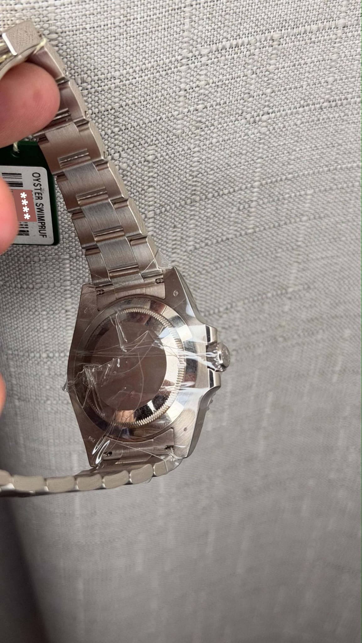 May be an image of wrist watch and text that says 'W 感 #'
