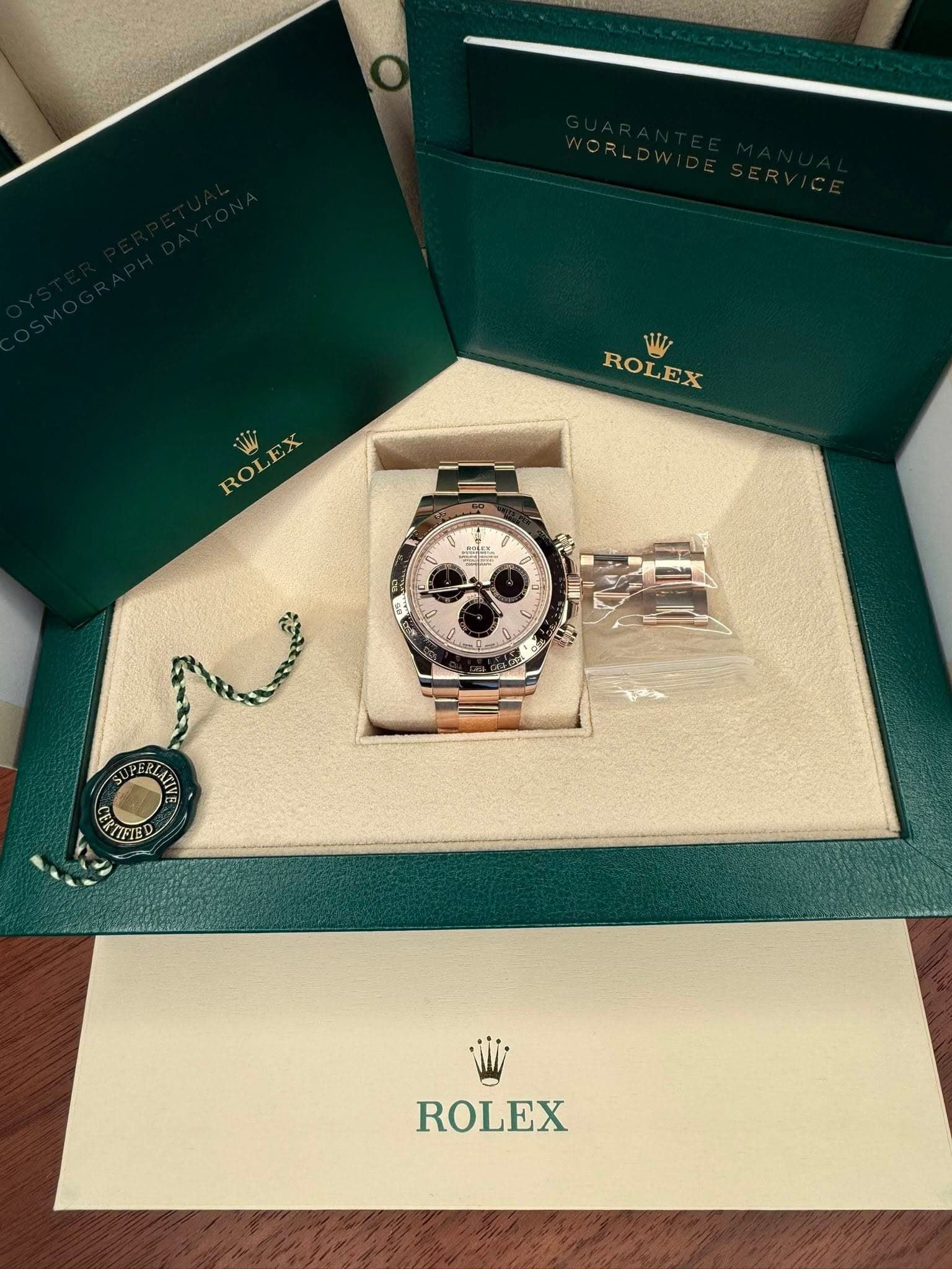 May be an image of wrist watch and text that says 'ROLEX ROLEA WW ROL 이크 0 ค IIFIED ROLEX'