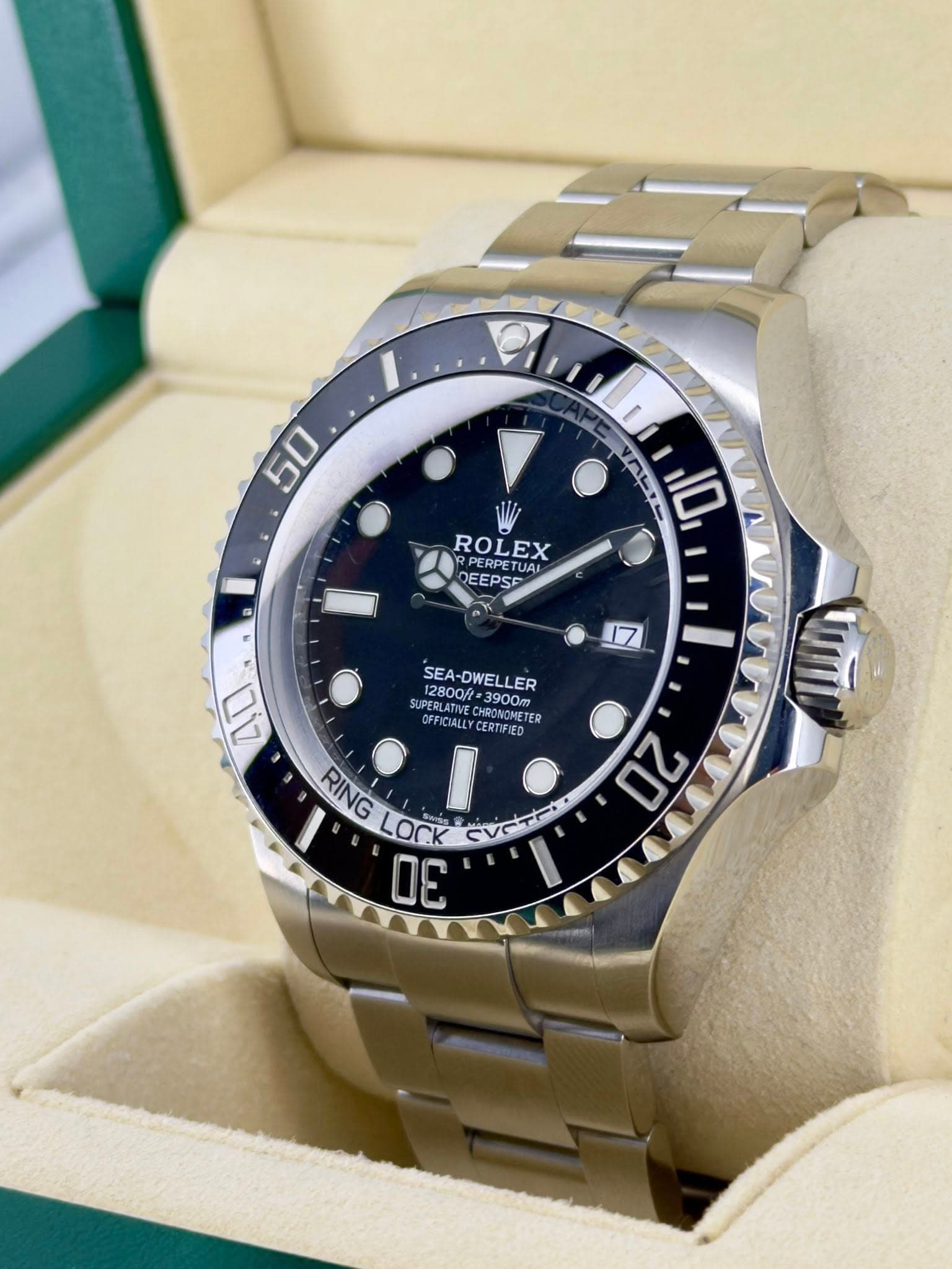 May be an image of wrist watch and text that says '50 : ROLEX ETUA RPERPETUAL UAI QEEPSE 10 40 SEA-DWELLER 12800/t 3900m SUPER SUPERLAJIV 12800 3၅ HOONOMETE FICIALL CHRONOHETER TE…