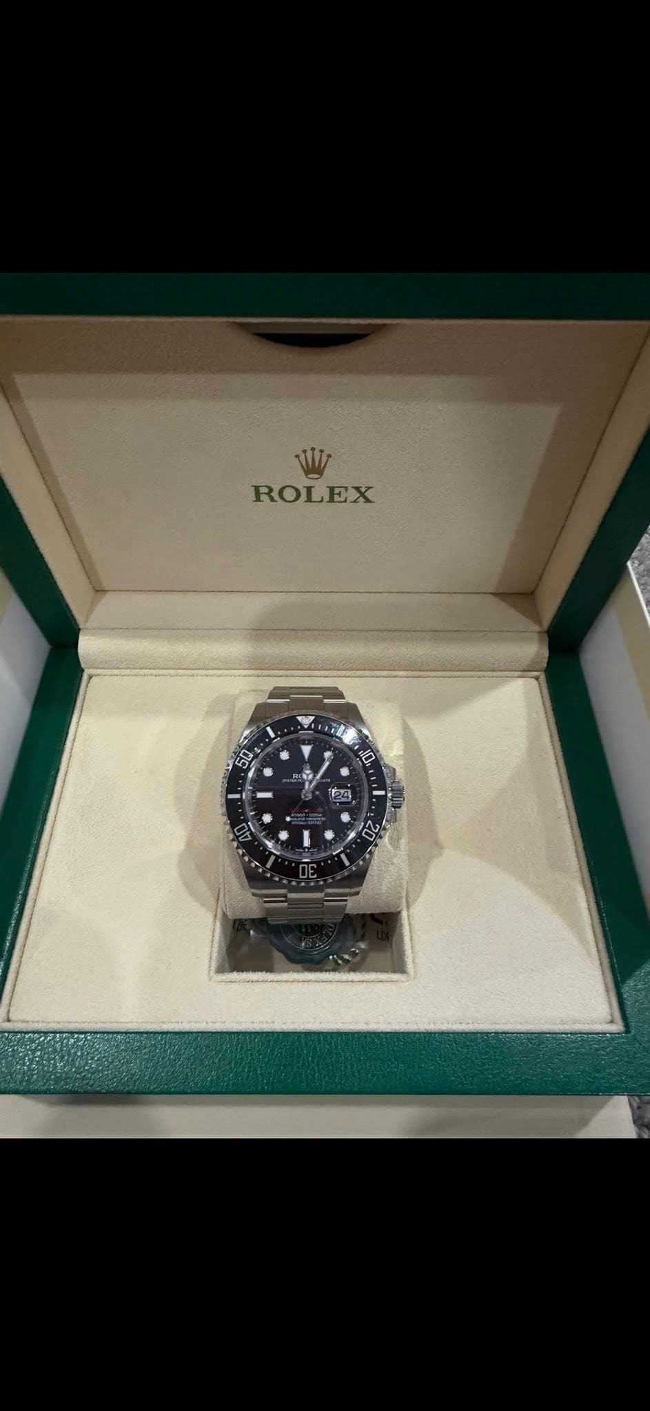 May be an image of wrist watch and text that says 'لل ROLEX a 布码'