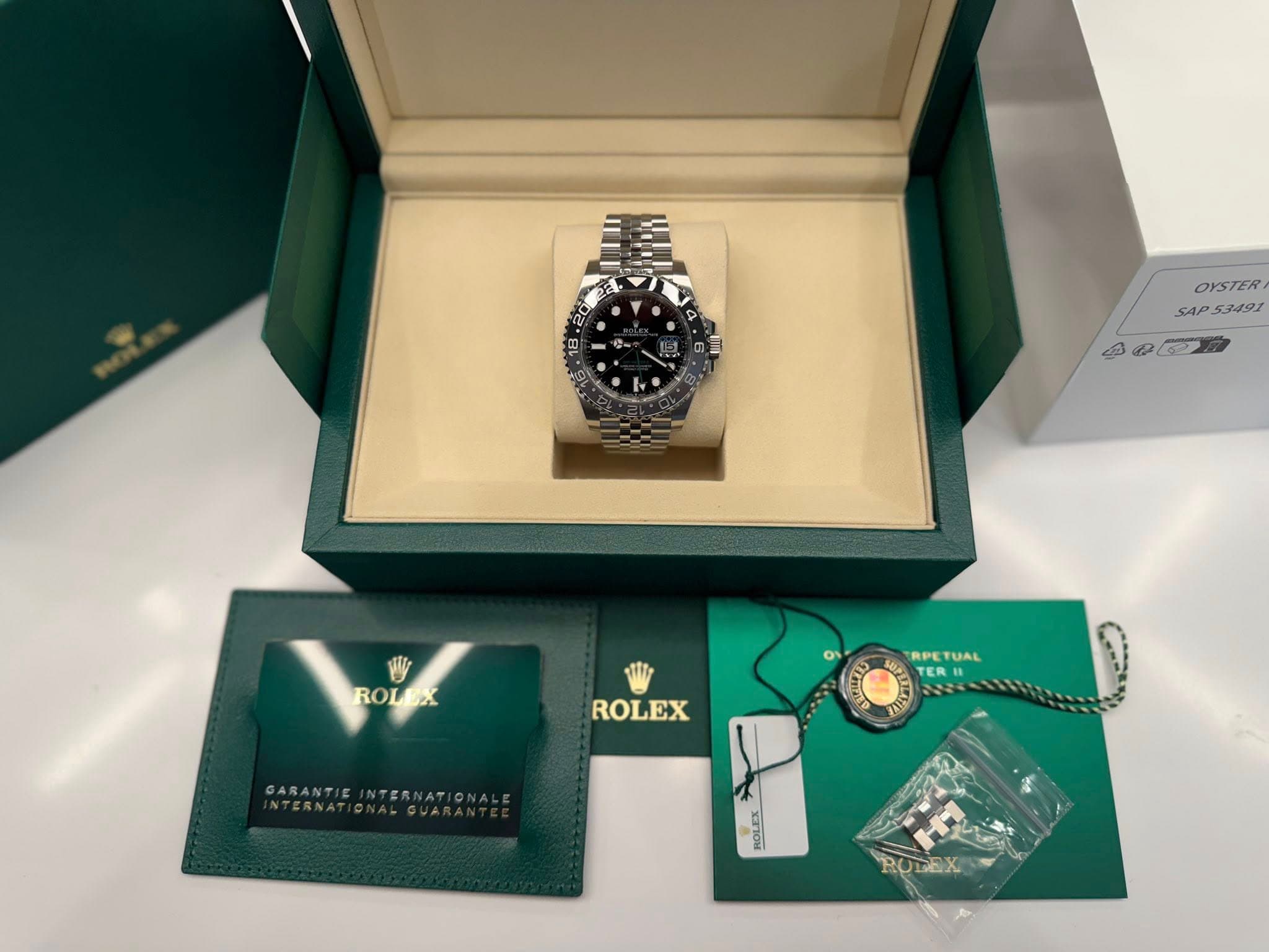 May be an image of wrist watch and text that says 'OYSTER SAP53491 SAP 53491 ಭೈ O 2 C 警 ROLEX ROLE RPETUAL RPE TUAL TER ROLEX GARANTIE GARANTIEINTERNATIONALE D Bowex'