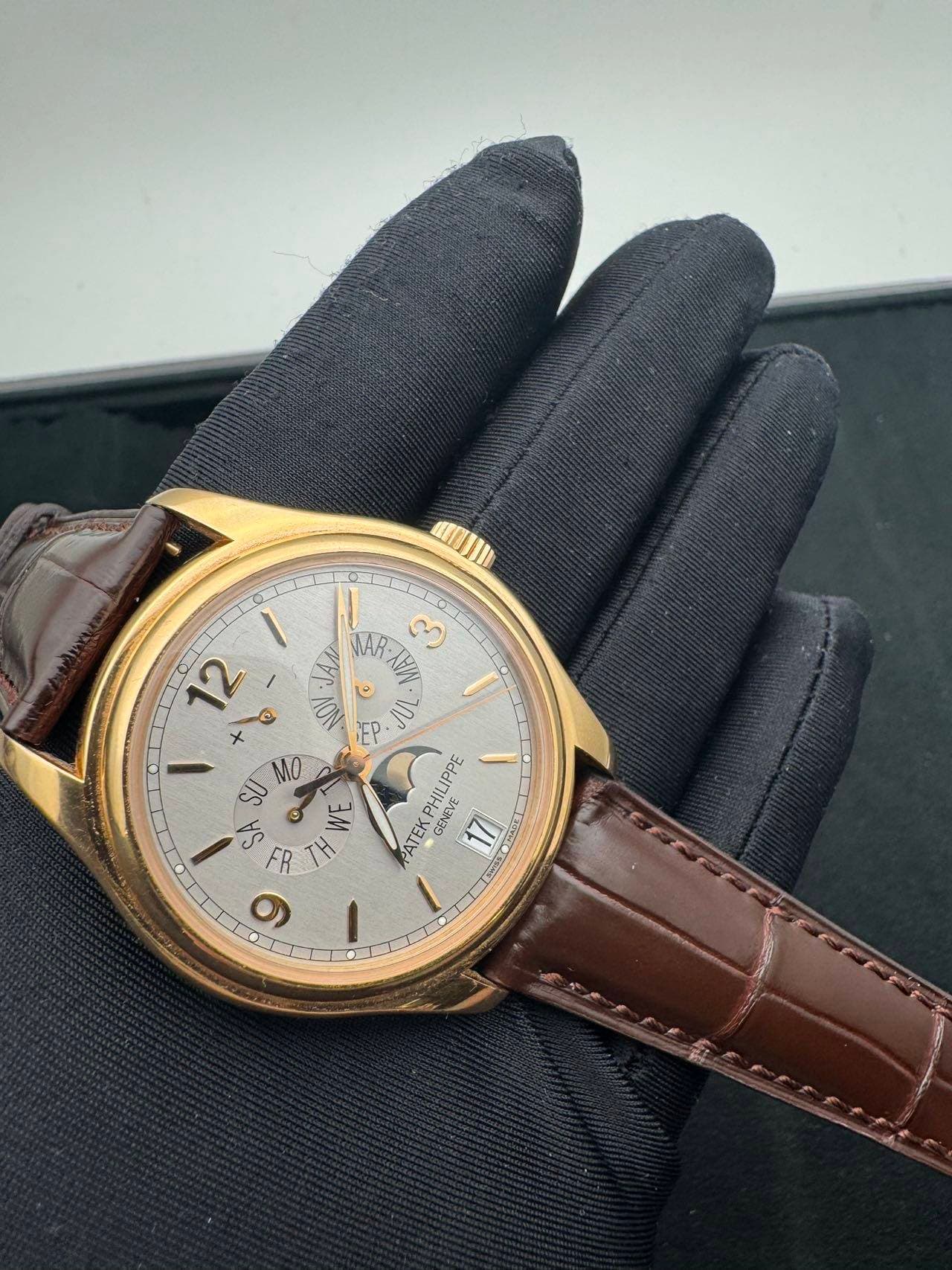 May be an image of wrist watch and text that says 'JAW ٥ MAR က L AON 5 EP 12 a + a SU O 8 ဟာ ک FR TH 9 O AUILIPPE くんさいだ ATEK EK SENE GENEVE SV L AIE'