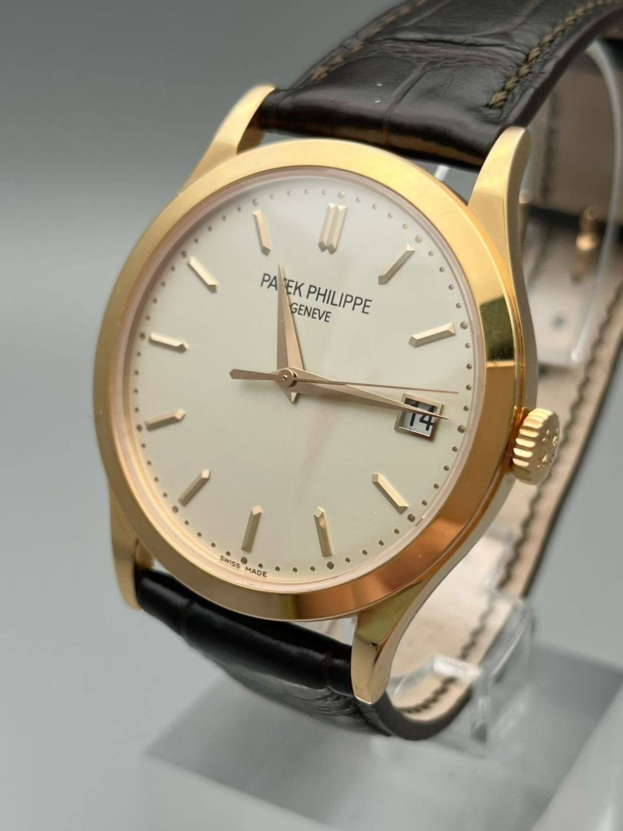 May be an image of wrist watch and text that says 'မ 6 W PA PATEK EK GENEVE PHILIPPE မ SWISS Rie MADE'