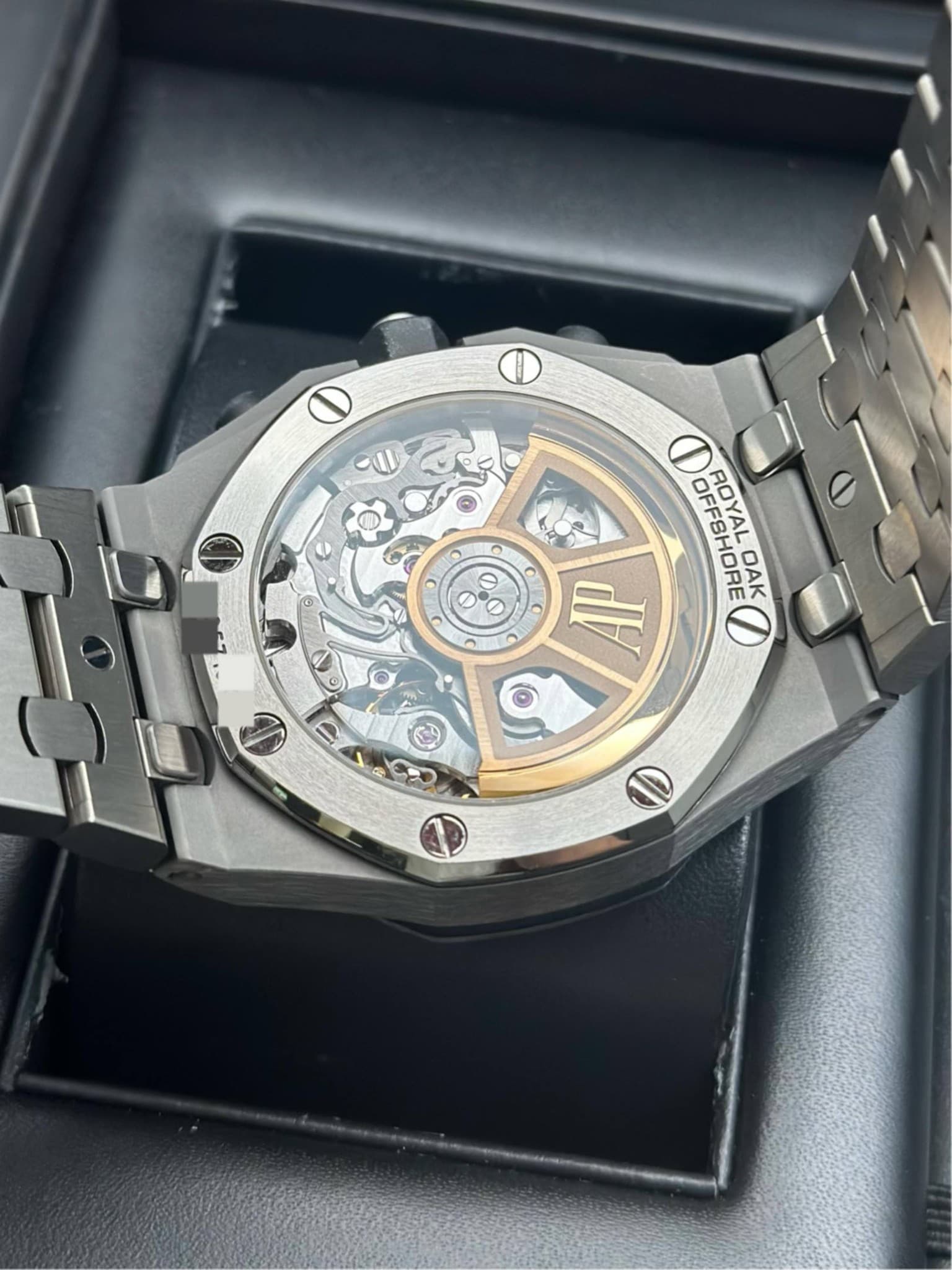 May be an image of wrist watch and text that says 'ወ OFFSHORE ORE DAK ROYAL I D - Cy S'