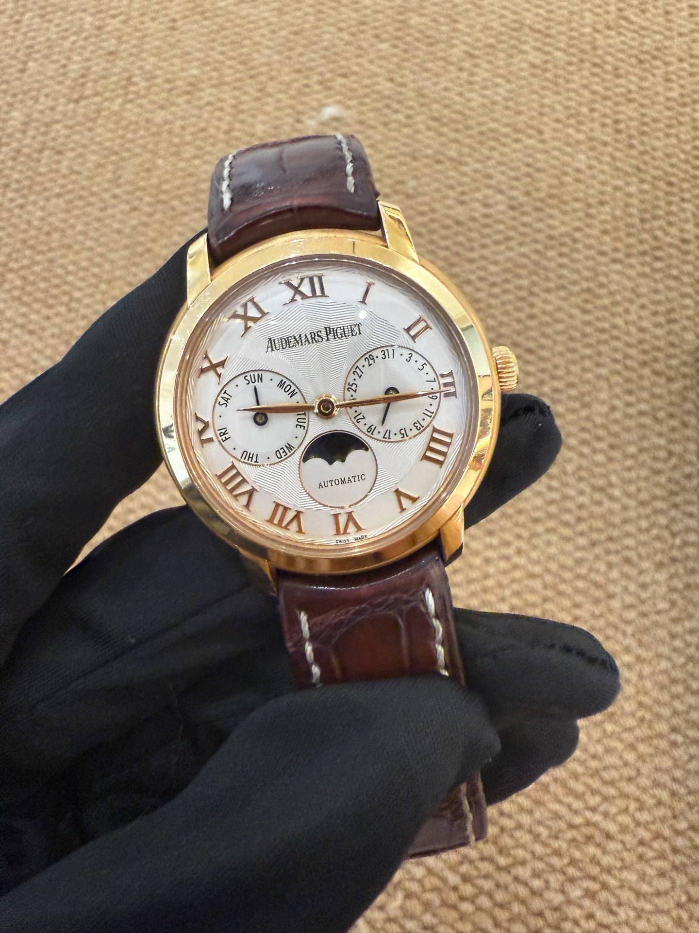 May be an image of wrist watch and text that says 'XII XI AEDEMARSPIGUET I ALDEMAR PIGUET II 27 1 +2 ' 9 I 27 61. SUN MON SAT TUE FRI 2 L VII 居 THI MEM ه rOMATΙ πΑ Λ IA EVEL CRL…