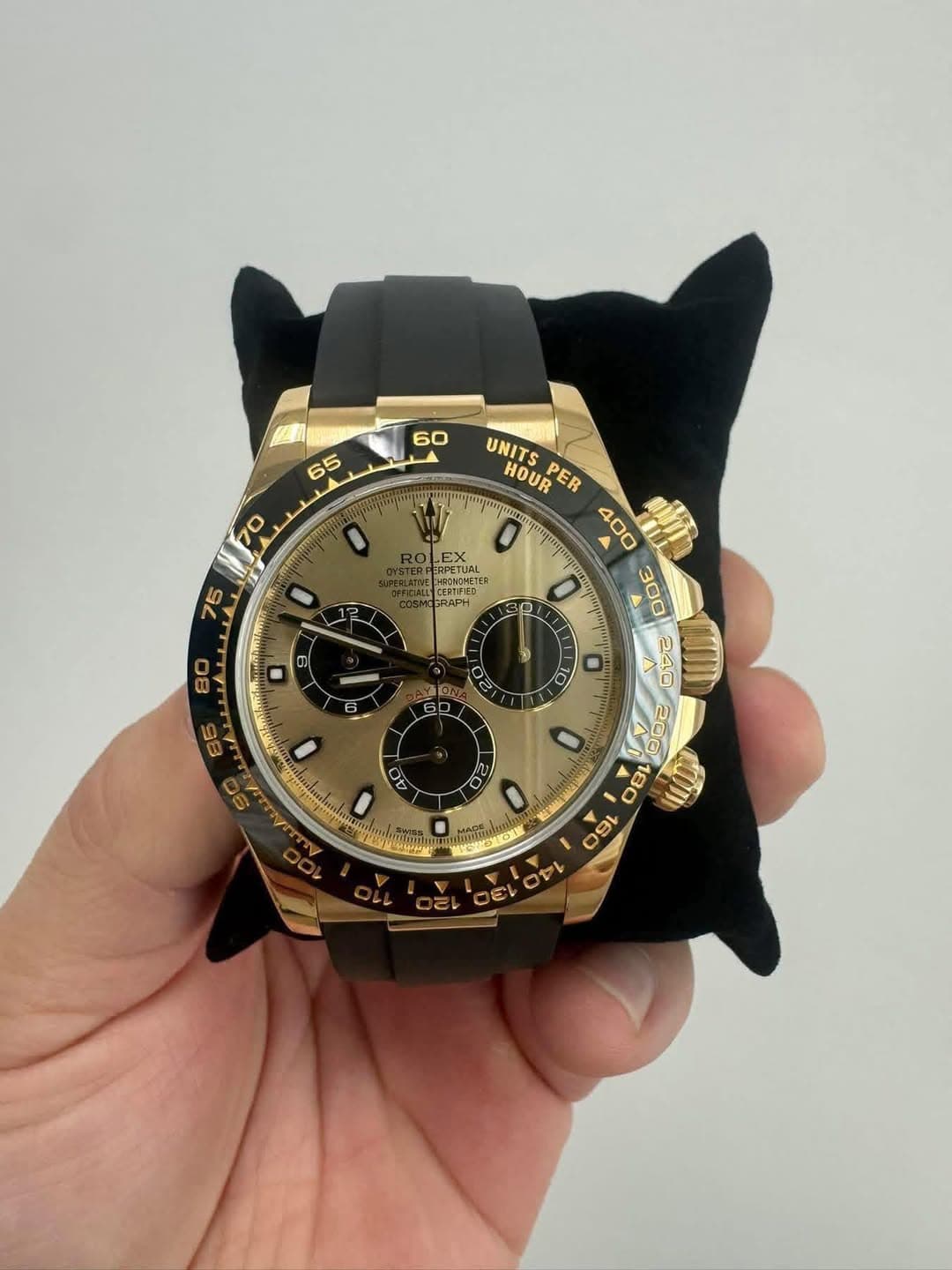 May be an image of wrist watch and text that says ' EX FHROSCCED -POSTPETE ድግትያ GRAPH E 80 명 UNITS HOUR PER ER E 180 一の ei E 01 3 40 nd SC IO'