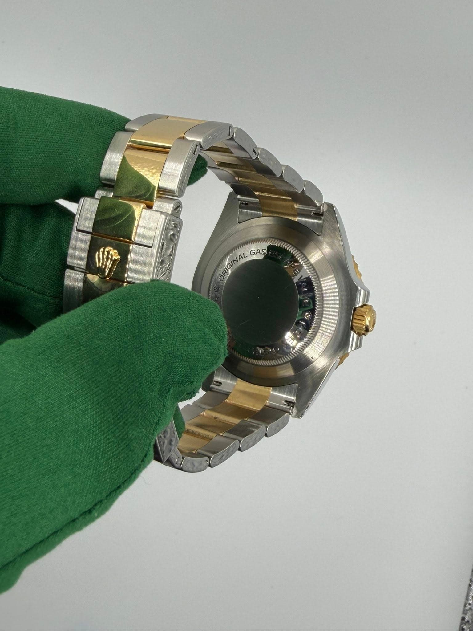 May be an image of wrist watch and text that says 'NAL GAS'