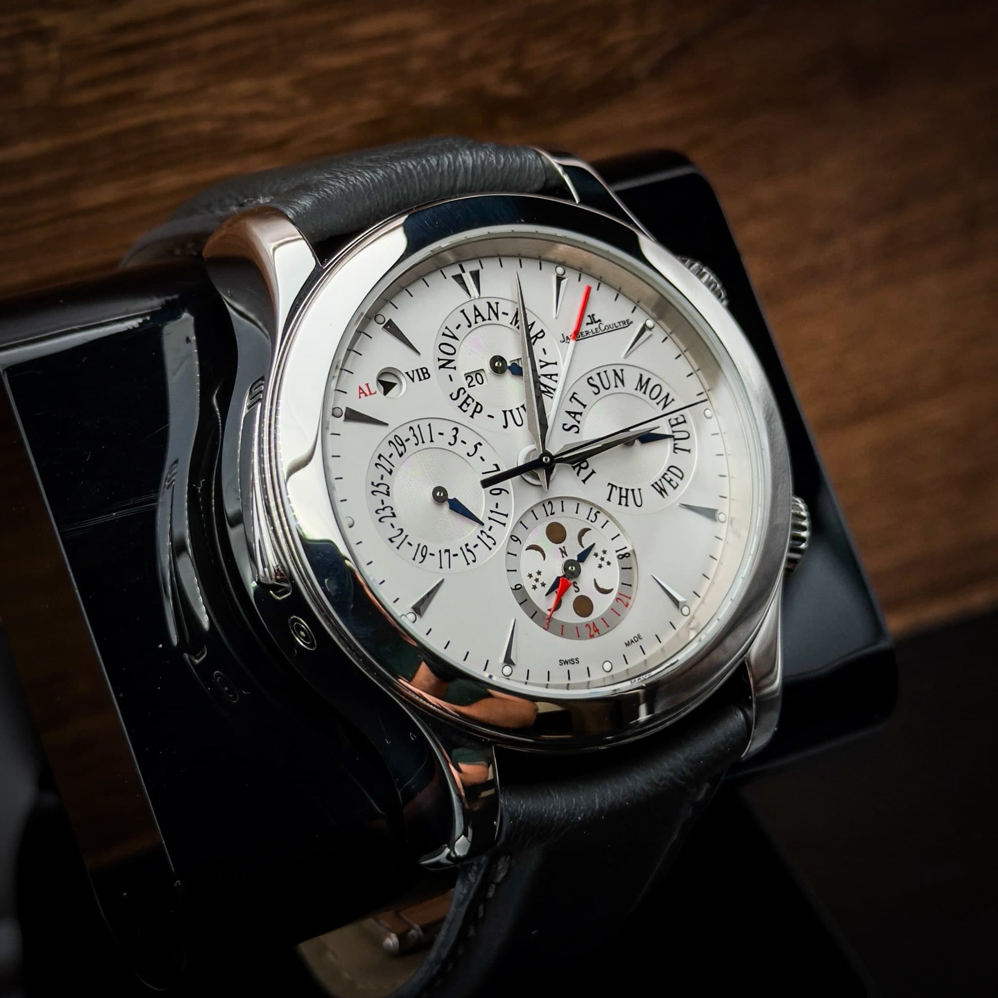 May be an image of wrist watch and text that says 'PADAP MLes L VIB 27-29- ® JAN- 20 TA SUN MON か JU SAT 四 THU WED o ر + - 9 O ' รพาบลิ من o'