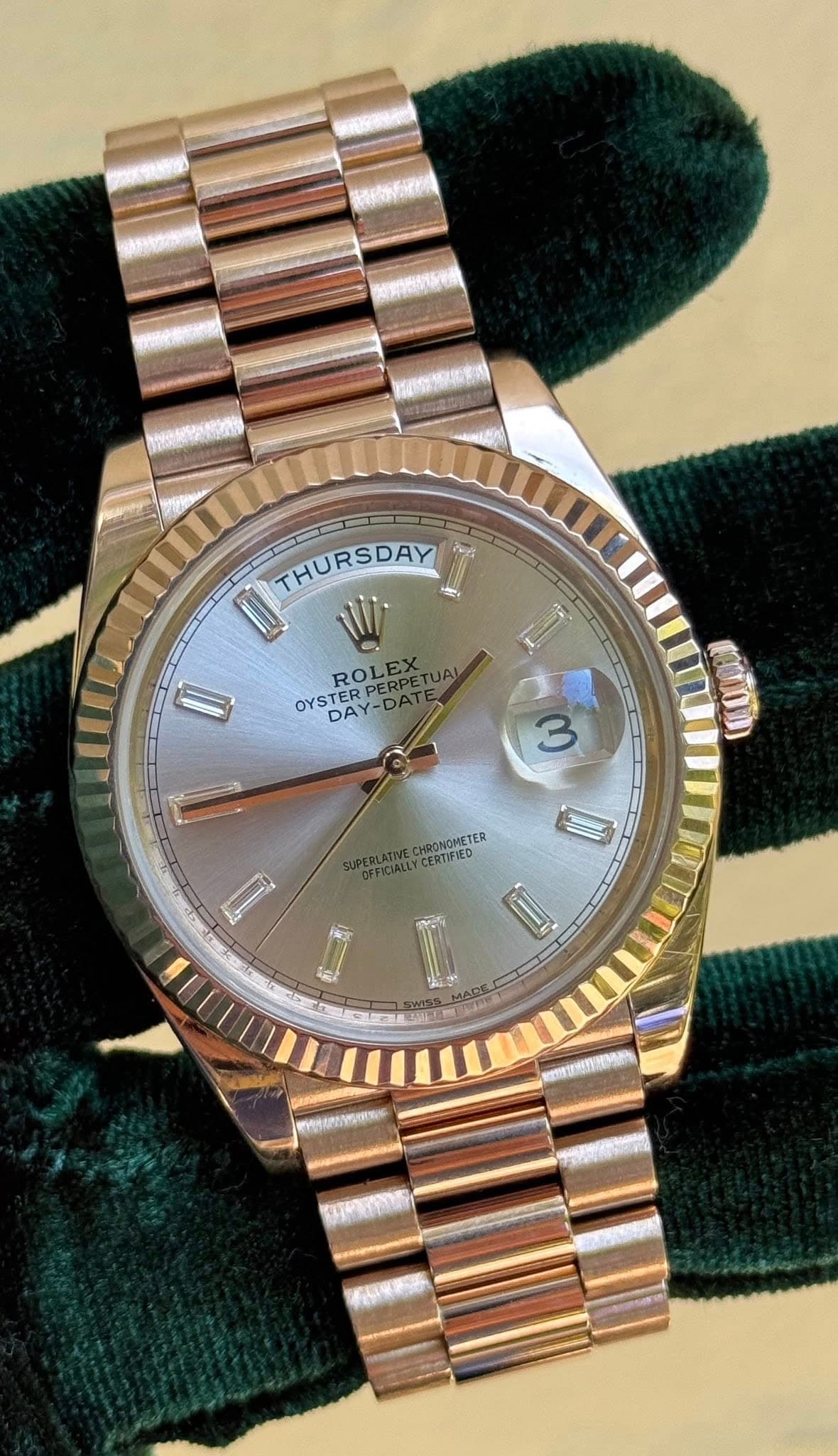 May be an image of wrist watch and text that says '1 THURSDAY L U OYSTER DAY -DAT ROLRPETUAL ROLE ROLEXTUA OYSTEY-DATE OYS 1 D 3 CИФOHOHETER METER OFFICIALLY CERTIFIED NI AA'