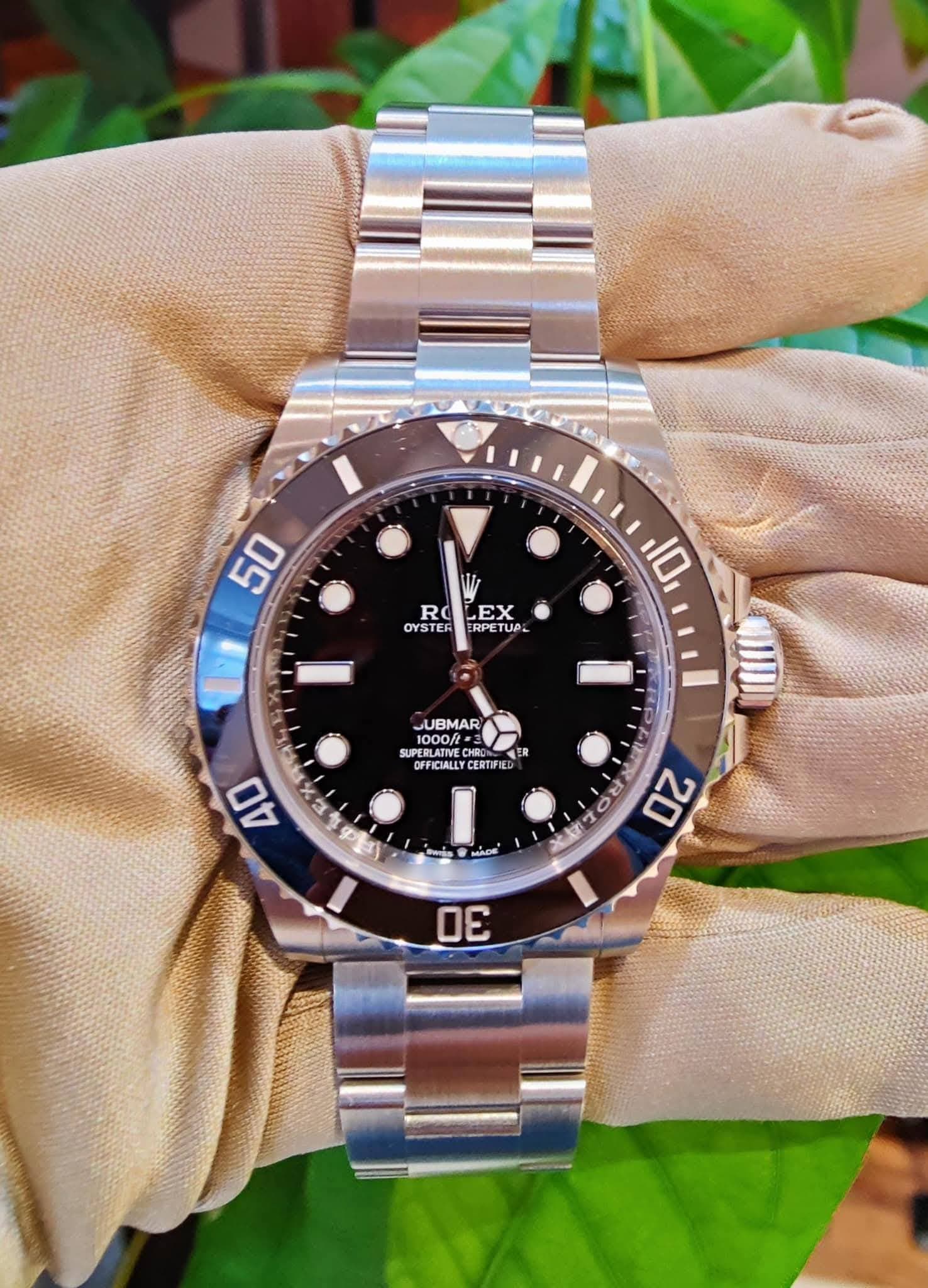 May be an image of wrist watch and text that says '50 RO OYSTER EX RPETUPL ប្ុលជ 10 UBMAR 1000/ SUPERLATIVE VECHR CHRO 1000 ER OFFICIALLY ALLYCERTIFIE CERTIFIED 40 รจล O 전 0 R 20 M…