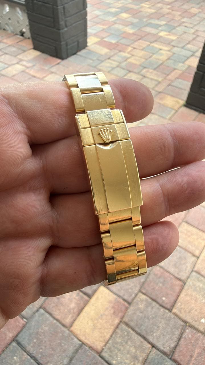 May be an image of digital watch