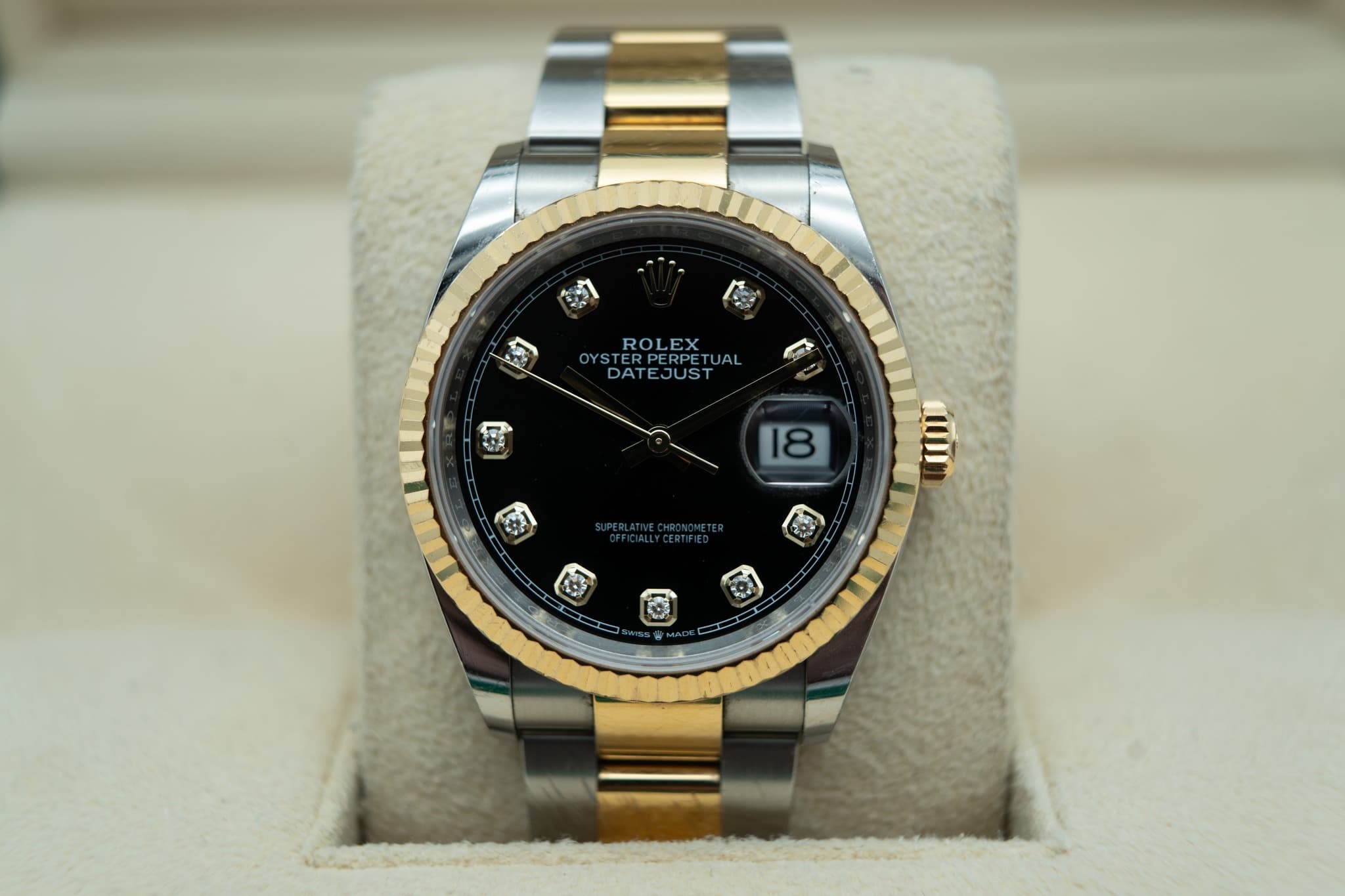 May be an image of wrist watch and text that says '焼 ROLEX OYST STETUA ERPERPETUAL JAL PERPETU DATEJUST DATE PAR 18 E 6 gg'