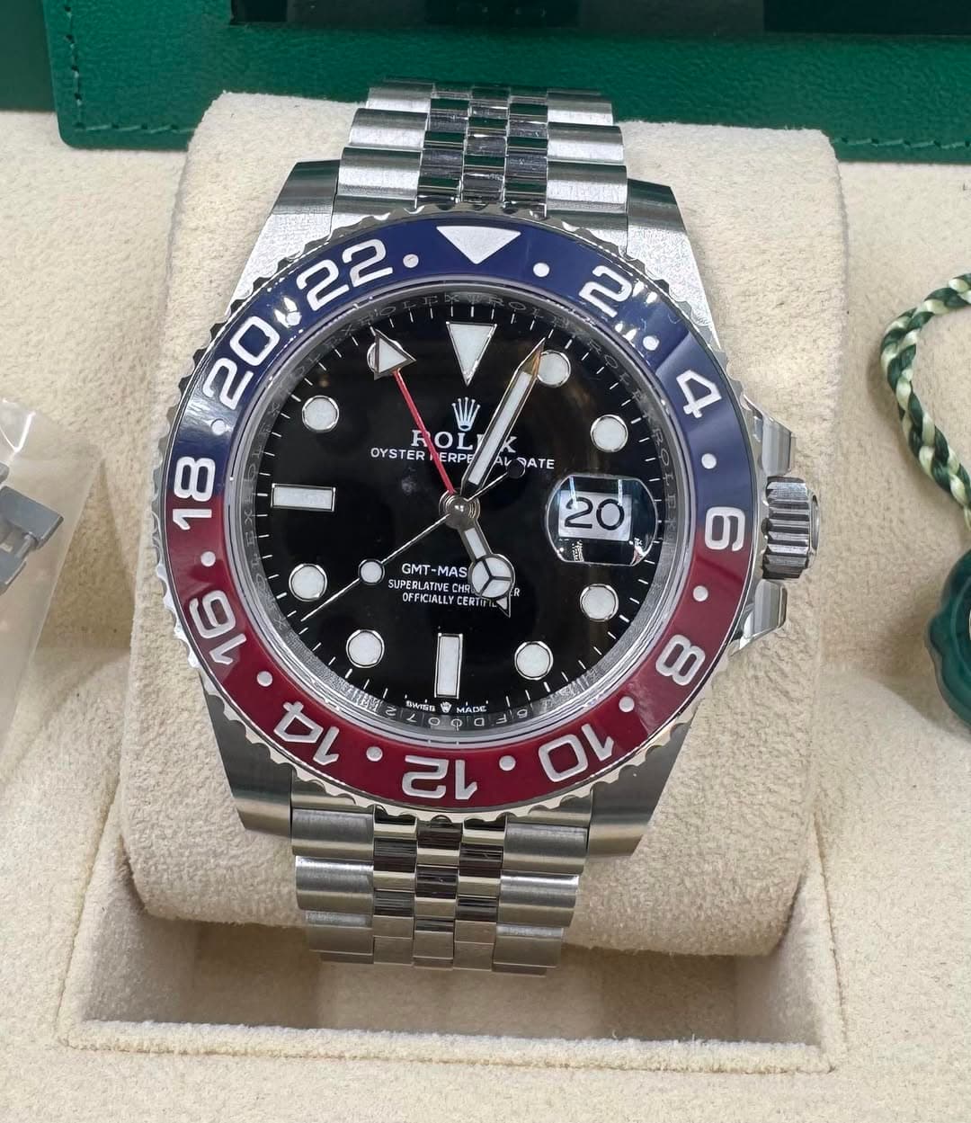 May be an image of wrist watch and text that says ' HOL OL OYSTER ERPE 4 3ATE 20 寶 ی GMT -MAS SUSDLATNE SUPERLATIVE DHA OFFICIALLY YCERT 6 16 ආදියය รนล Maec ငရု 3ф 0 12 U 8…