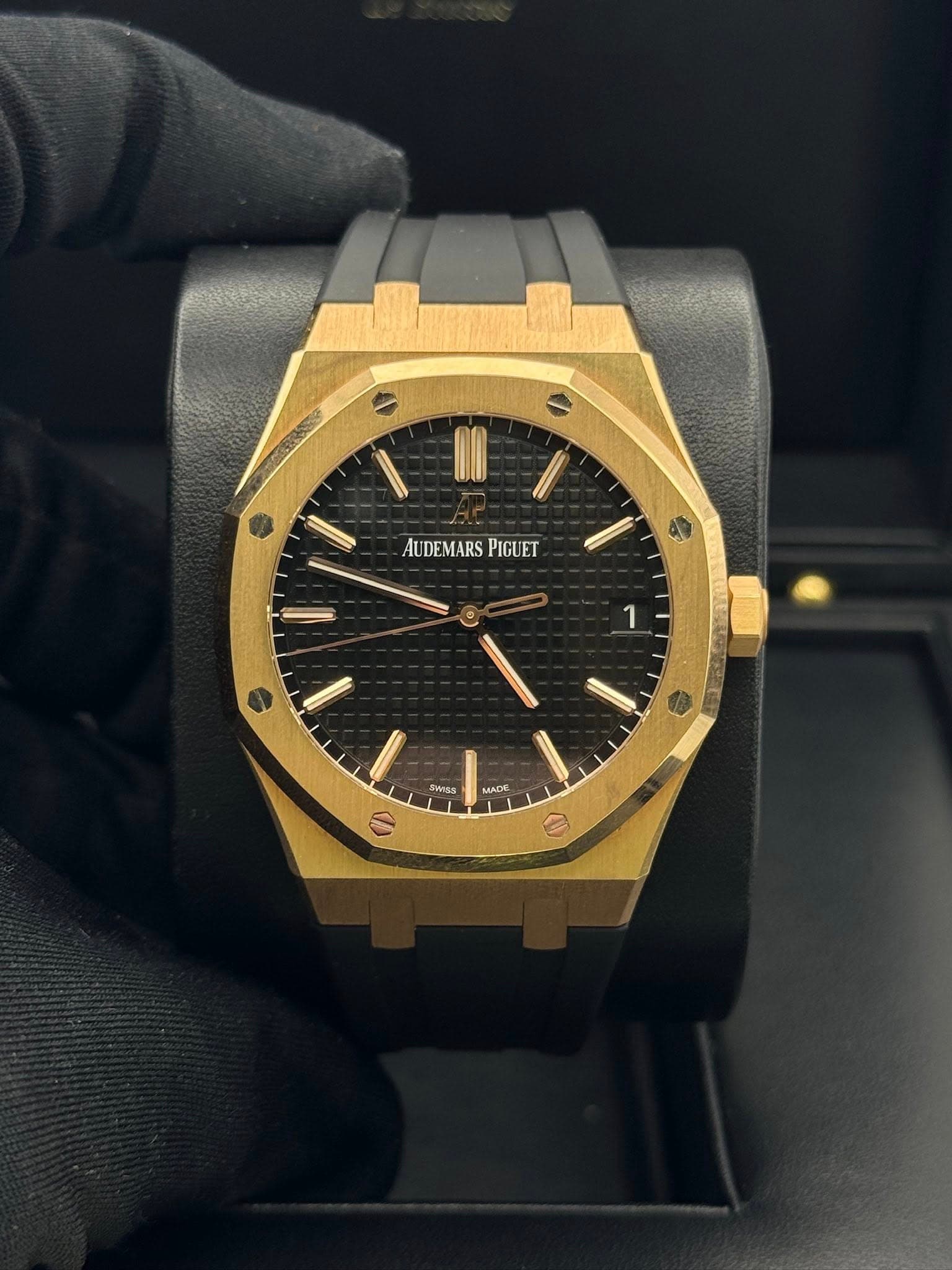 May be an image of wrist watch and text that says 'AUDEMARS PIGUET ET g V WIss BAD AD 1) V'
