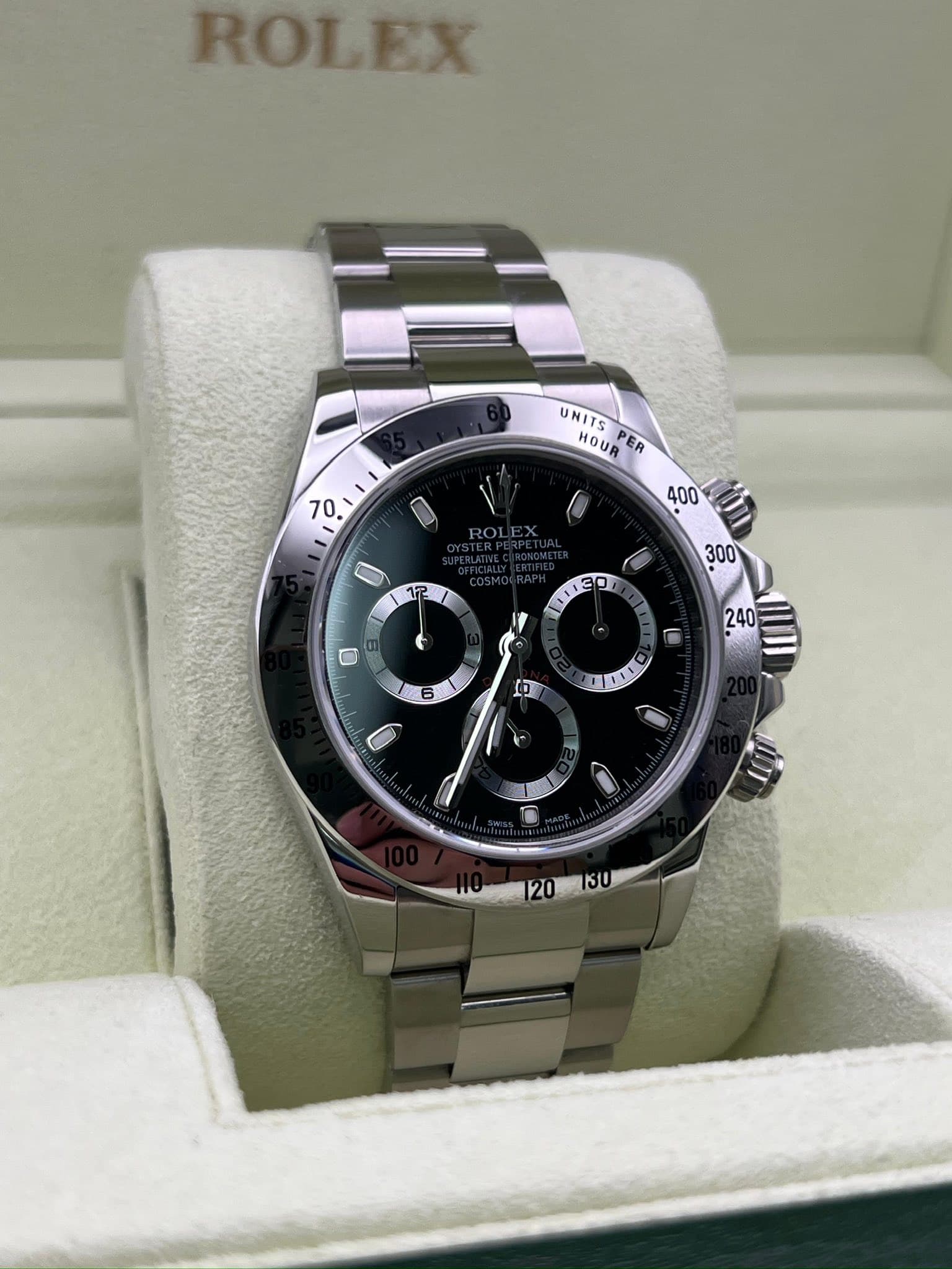 May be an image of wrist watch and text that says 'ROLEX UNITS HOUR ER 70 400 0 ንጆ 300 HTEDI T1 240 6 כז CTT 130'
