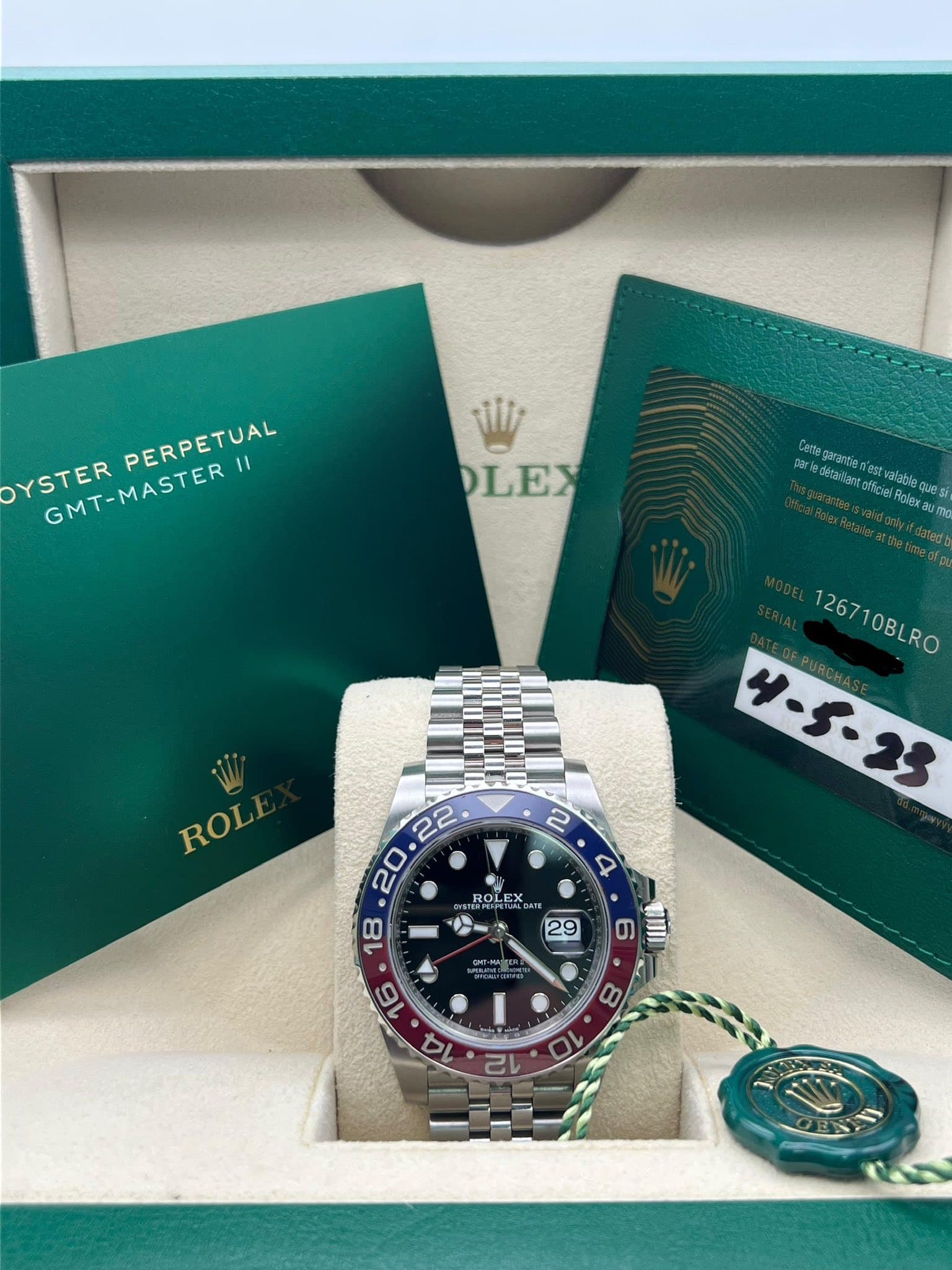 May be an image of wrist watch and text that says 'OYSTER GHAT-MASTER! GMT-MASTERII PERPETUAL 11 OLEX oи ttegarantio détarlia olficie Rolay ผิตโดย 3e와) umg 126710BLRO 126710BLRO…