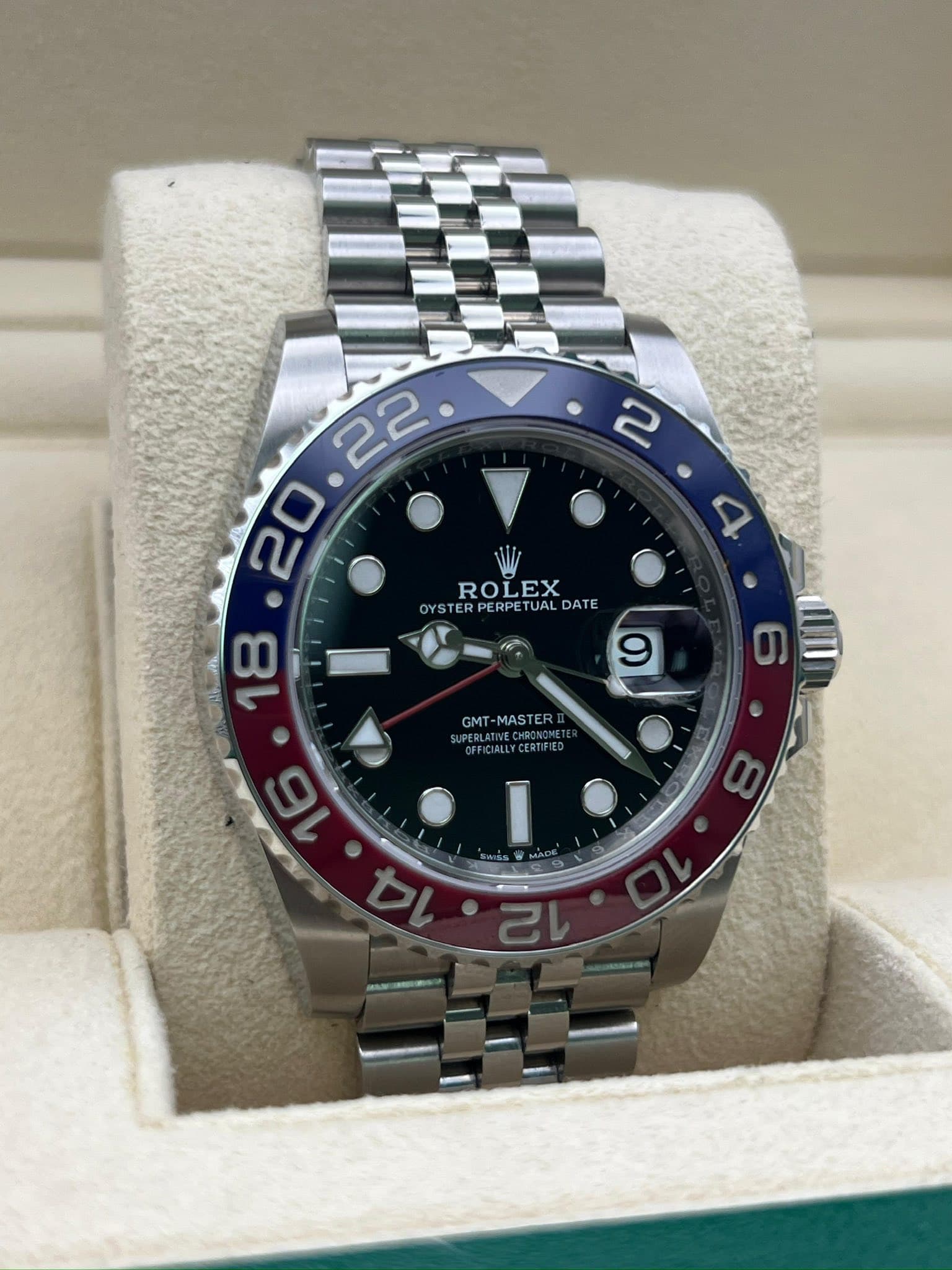 May be an image of wrist watch and text that says ' ROLEX YSTER STERPERPETUALD PERPETUAL DATE TE 8 9 GMT -MASTE PERLATIVECHRONON NONE '