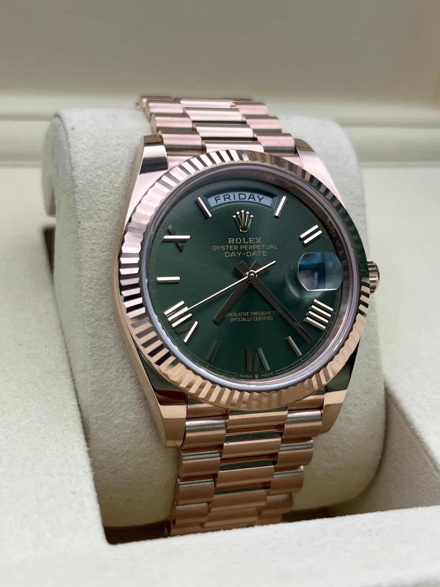 May be an image of wrist watch and text that says 'FRIDAY/ تتاز Ni FRIDAY - ااا١ III II'