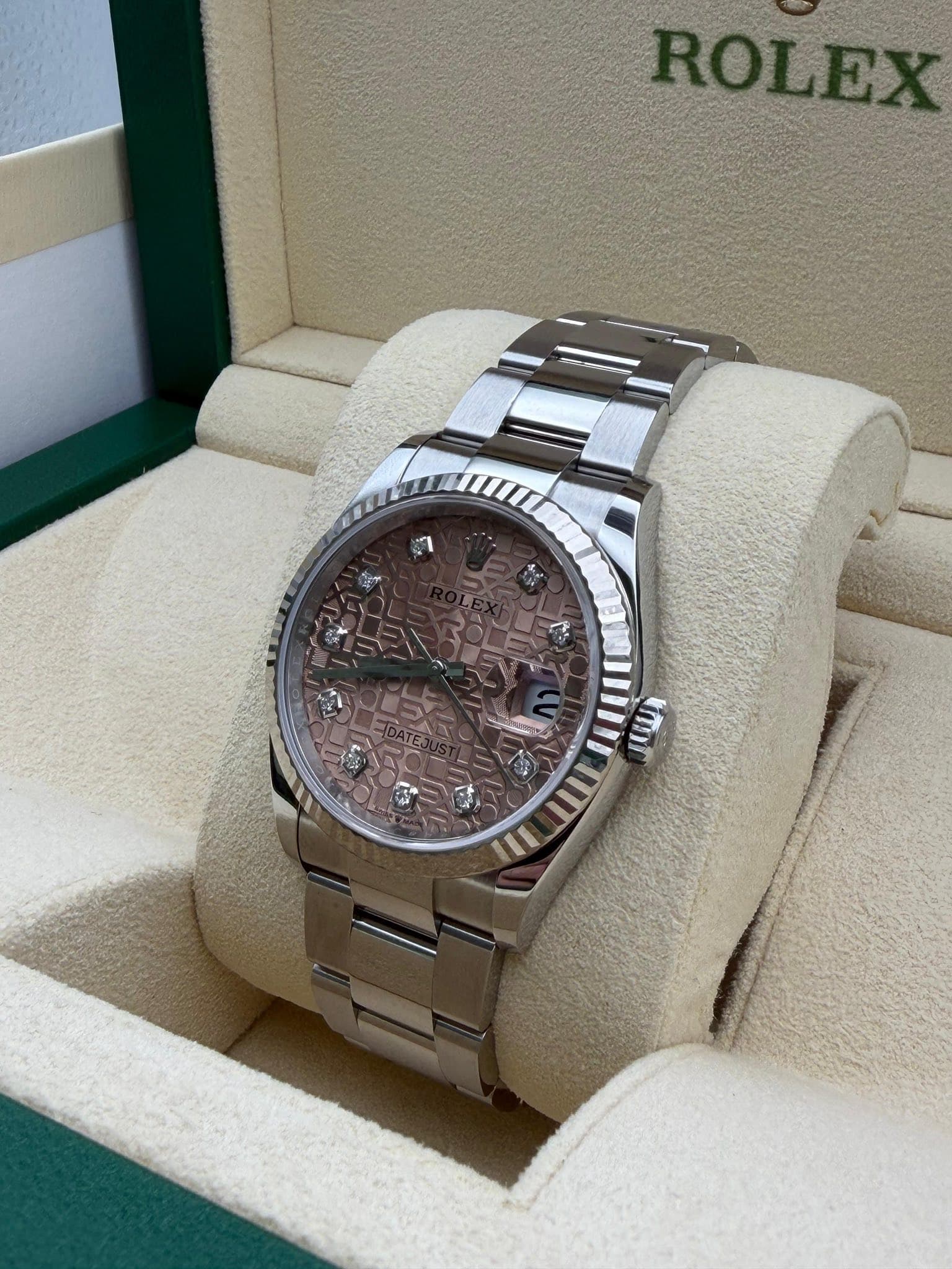 May be an image of wrist watch and text that says 'ROLEX 1 nin WIT UII'