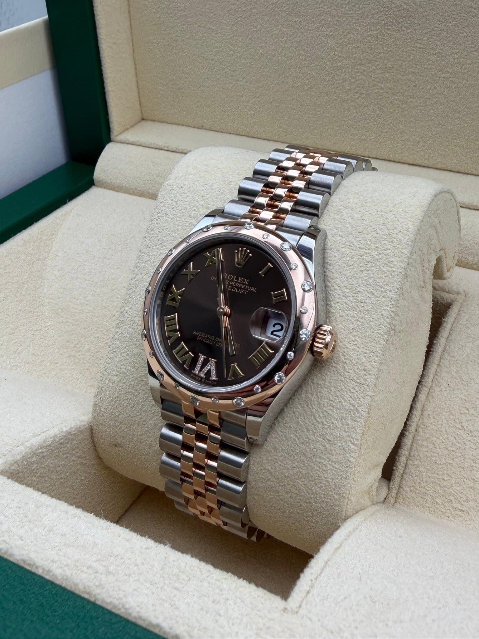 May be an image of wrist watch and text that says 'I ও UU K 2'