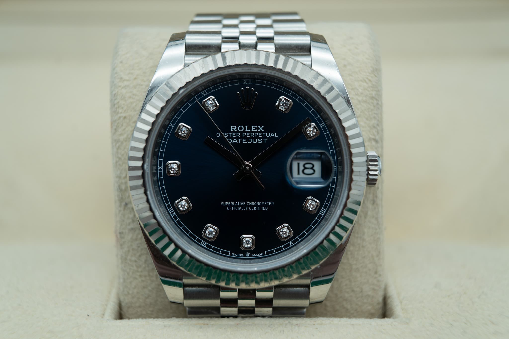 May be an image of wrist watch and text that says 'ROLEX EX STREJUST STERPERPET PERPETUAL UAL PATEJUST D& 2 18 IIIA SJPEALATIVECHRONOMETER CERTIFIED OFFICIALLYCERTIFIED 3ေ်် IIII'