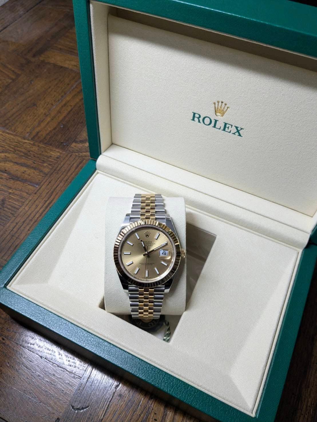 May be an image of wrist watch and text that says 'ROLEX W ROLEX 4'