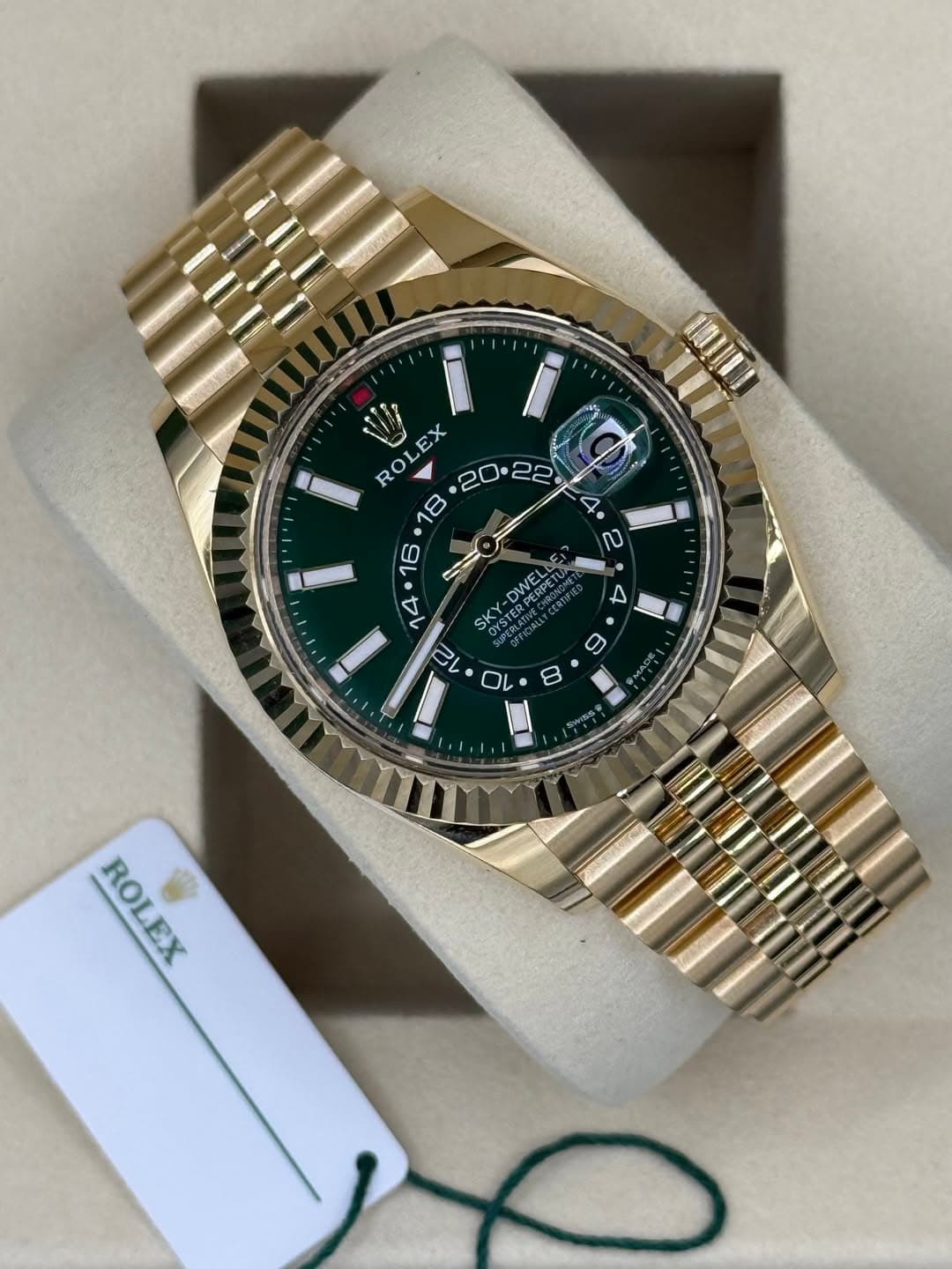 May be an image of wrist watch and text that says 'し ROLEX R I EX L جل DWELDS FERPETU 14 SKY TERSERPET OISTE 免の 2 4 ひ V O 8 oo 3 ROLEX'