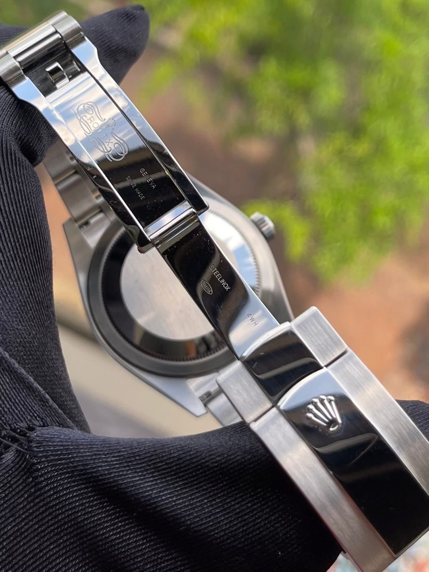 May be an image of wrist watch and text that says 'にる N م SI TEELINOX'