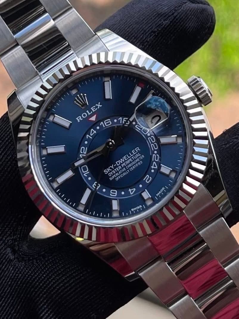 May be an image of wrist watch and text that says 'Wi I ROLEX 16 1F 1袋 SKY-DWELLER COEEPERPETUAL ERT ERPETUAL NONFTER TUAL ቤ LMALO 10 OYSTERP OYSTERPERPET CERTIFIED SUPERI…