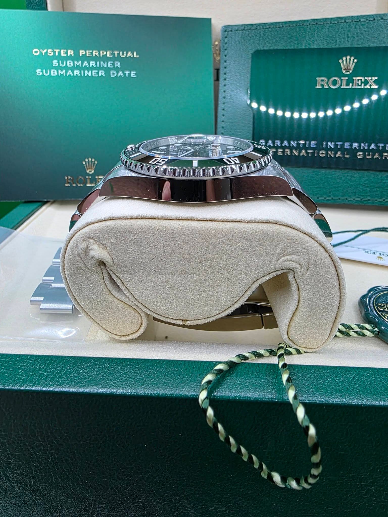 May be an image of wrist watch and text that says 'OYSTER OYSTERPERPETUAL PERPETUAL SUBMARINER SUBMARINER DATE ROLEX SARANTIE GARANTIEINTERNAT NTERNAT ERNATIONAL ONAL မေမ် ERNATIC…