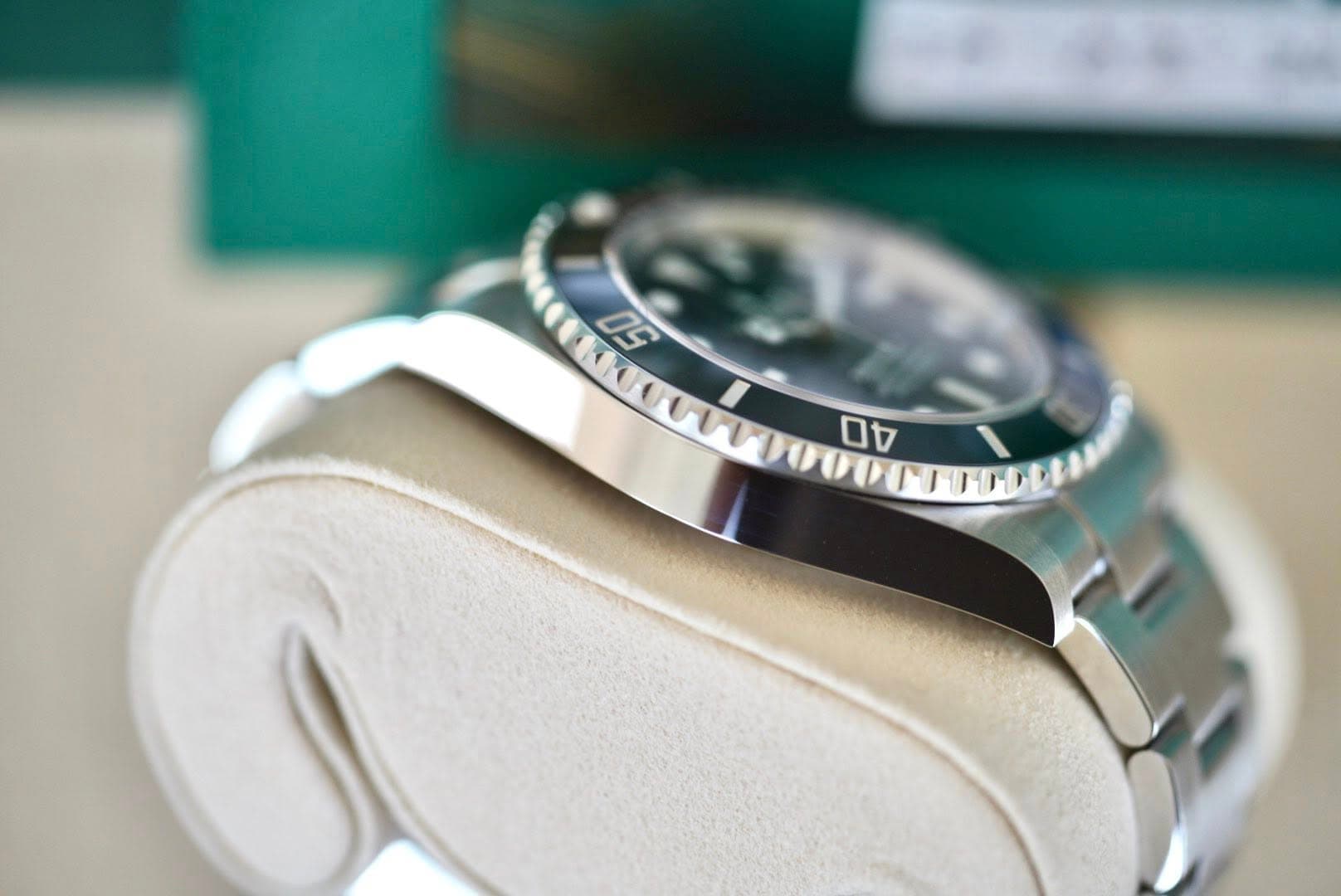 May be an image of wrist watch and text that says '09 DV'