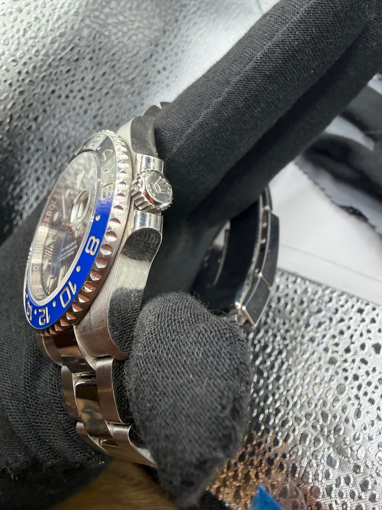 May be an image of wrist watch and text that says '9 20 O D OL'