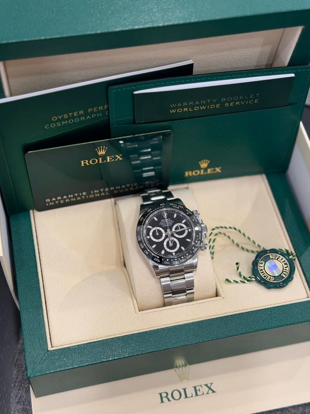 May be an image of wrist watch and text that says 'COSMOGRAI WORLDWIDESER SER WORL DWID DW ROLEX ROLEX EX ROLEX PBD / 복 ROLEX'