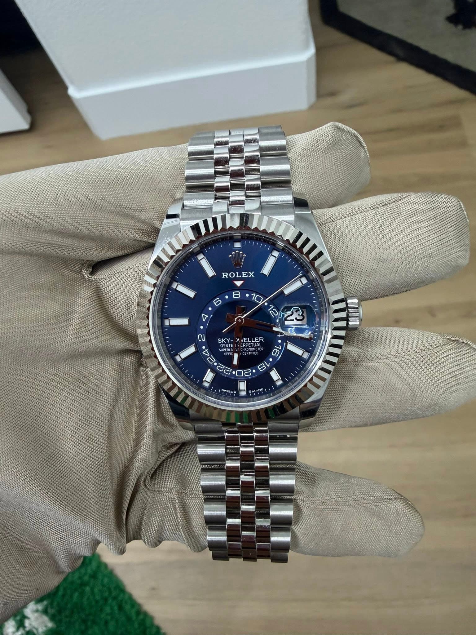 May be an image of wrist watch and text that says 'RO ROLEX B 6 4 2 KY 10 2 4 የ 16 O 2.02 O ก 70 EOTY'